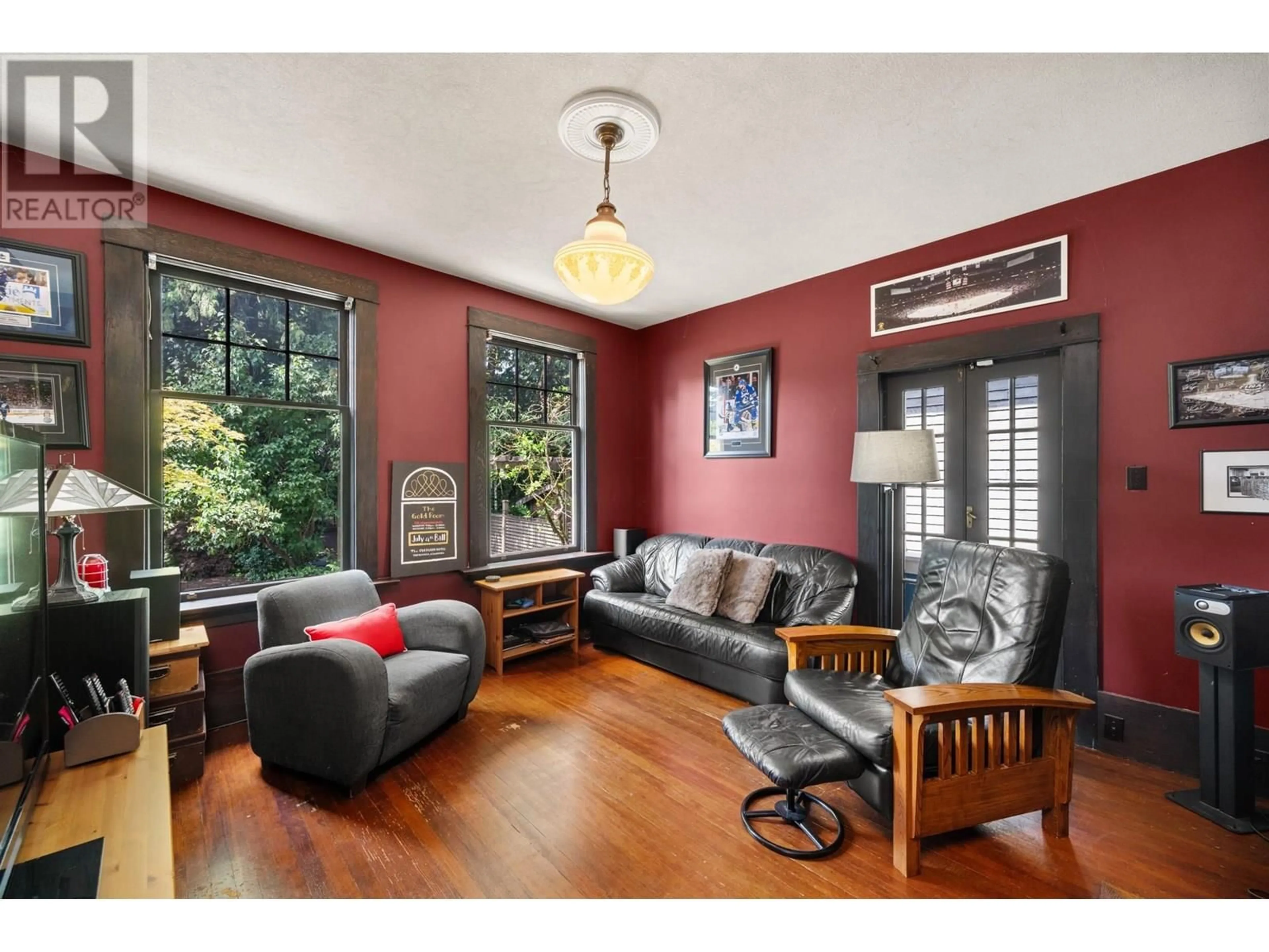 Living room with furniture, unknown for 922 FIFTH STREET, New Westminster British Columbia V3L2Y4