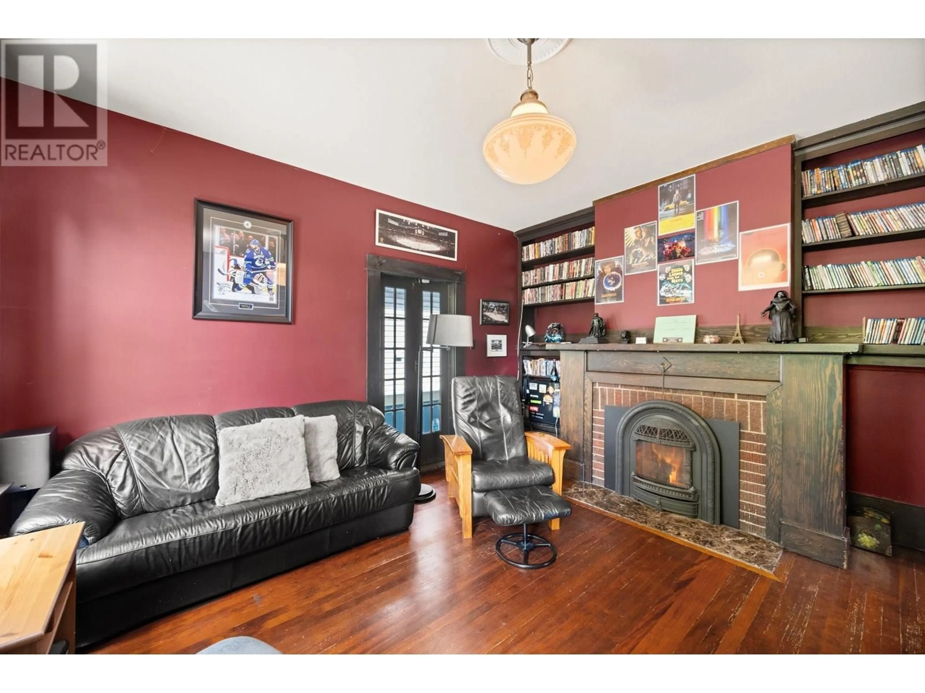 Living room with furniture, unknown for 922 FIFTH STREET, New Westminster British Columbia V3L2Y4
