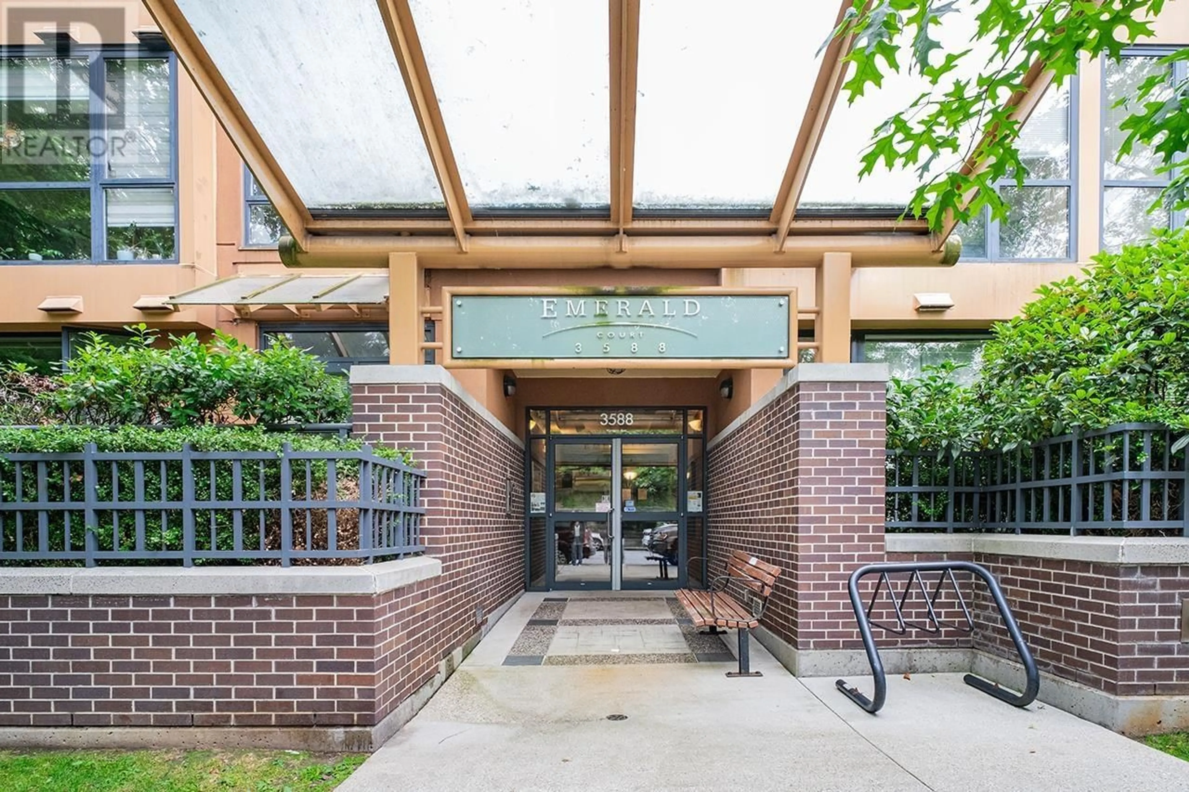 Indoor foyer for 109 - 3588 VANNESS AVENUE, Vancouver British Columbia V5R6E9