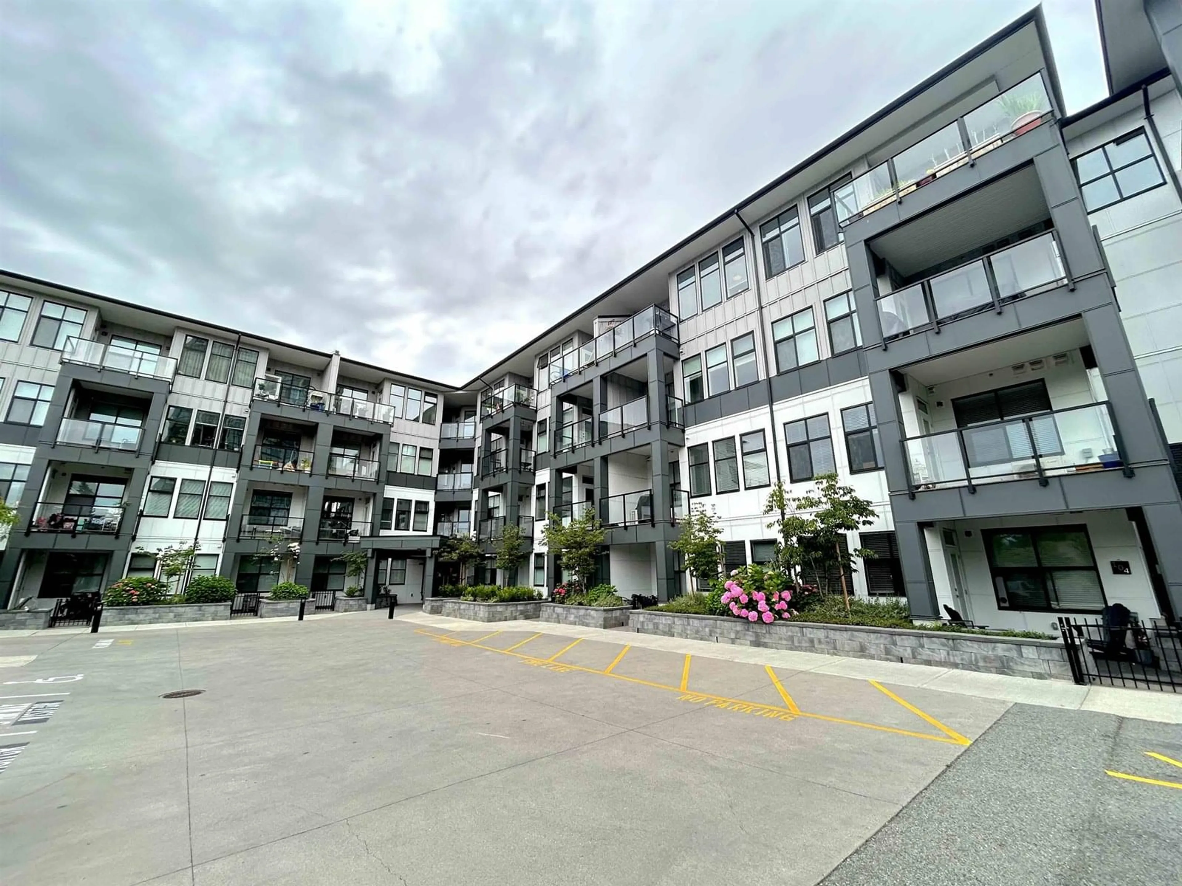 Patio, building for 209 - 2120 GLADWIN, Abbotsford British Columbia V2S0L7
