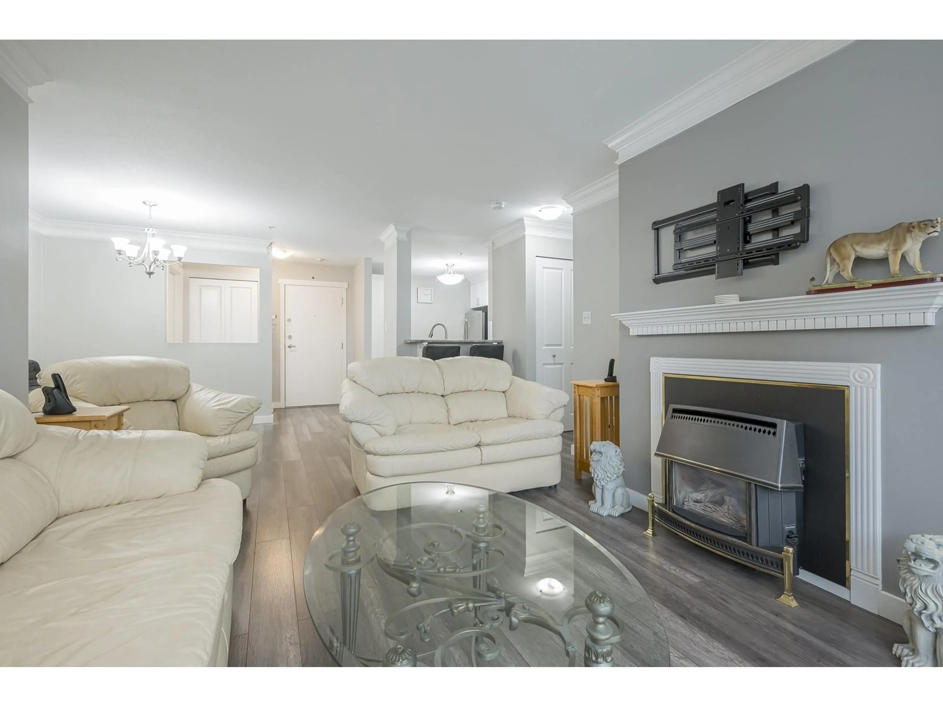 Living room with furniture, wood/laminate floor for 302 - 20881 56, Langley British Columbia V3A3Z3