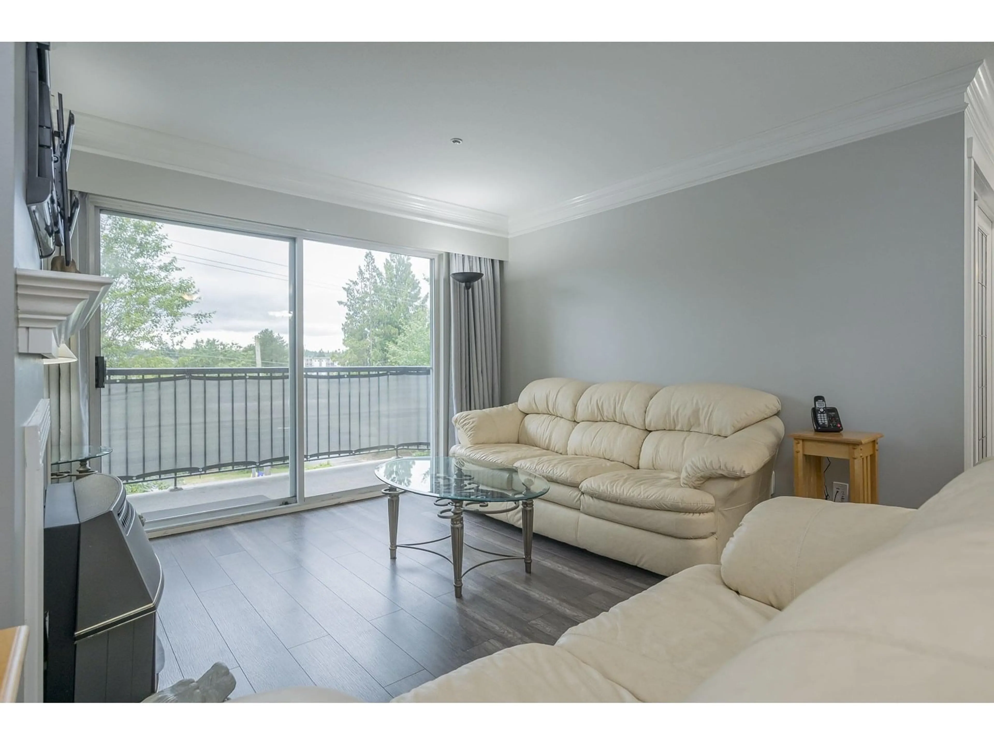Living room with furniture, wood/laminate floor for 302 - 20881 56, Langley British Columbia V3A3Z3