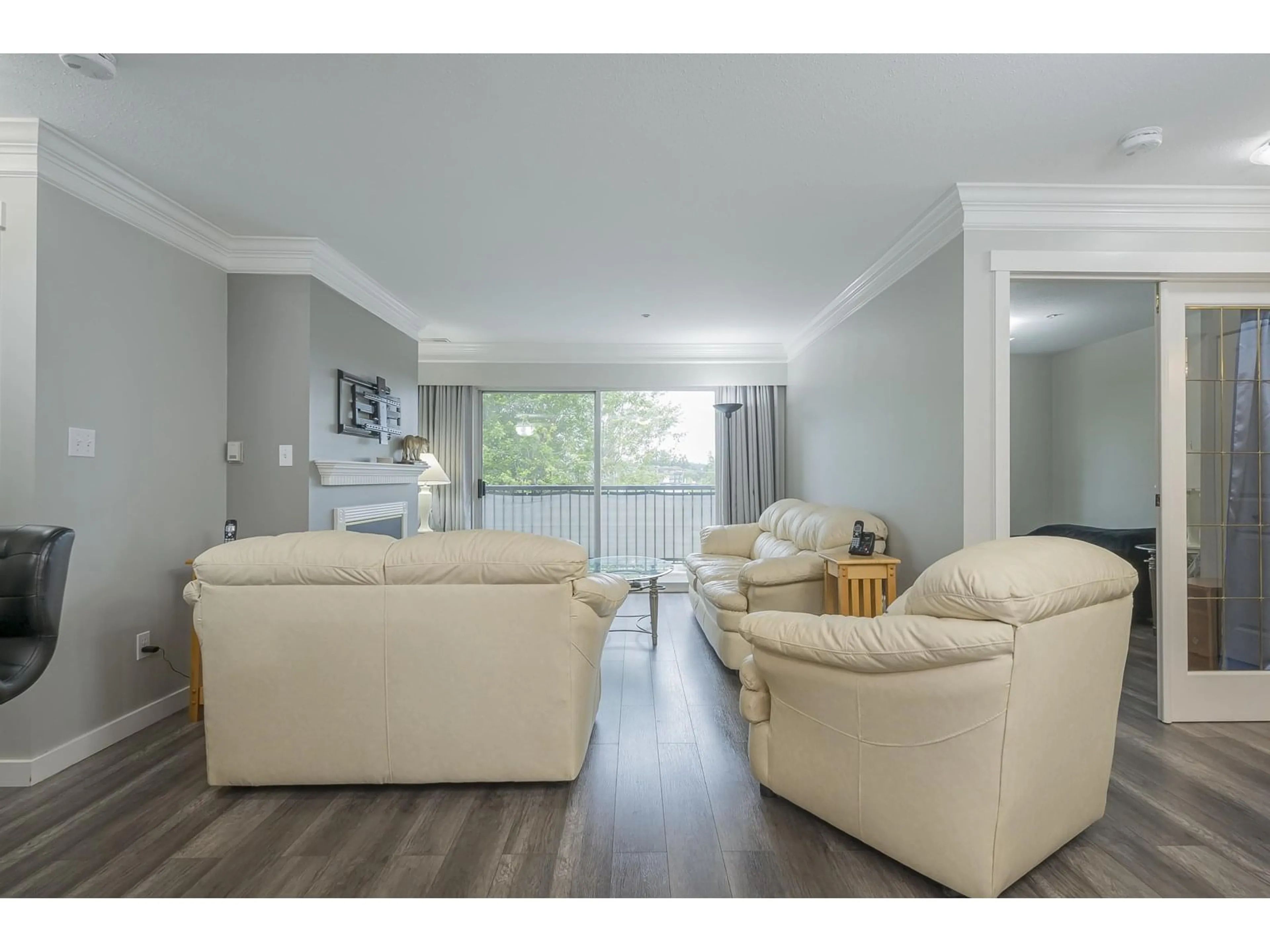 Living room with furniture, wood/laminate floor for 302 - 20881 56, Langley British Columbia V3A3Z3