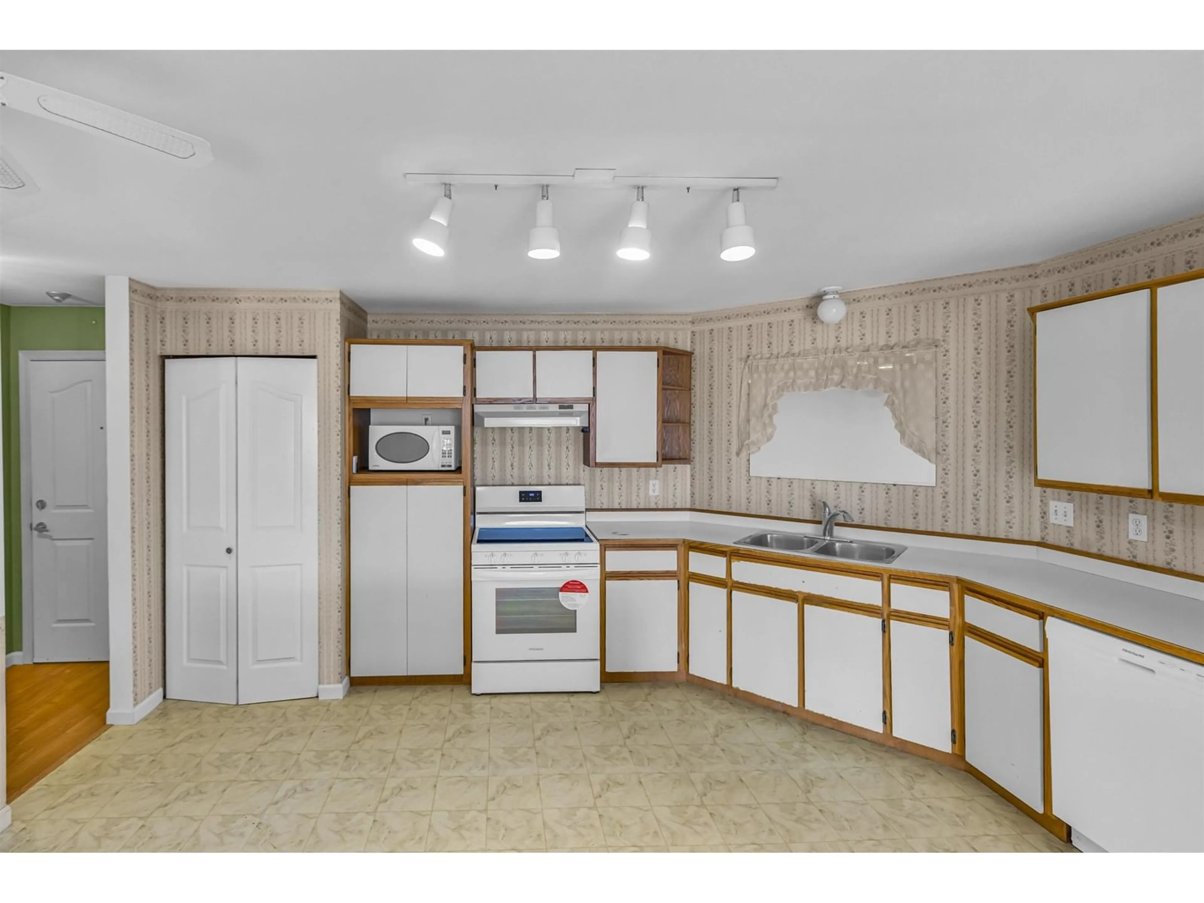 Standard kitchen, unknown for 204 - 45660 KNIGHT ROAD, Chilliwack British Columbia V2R2X4