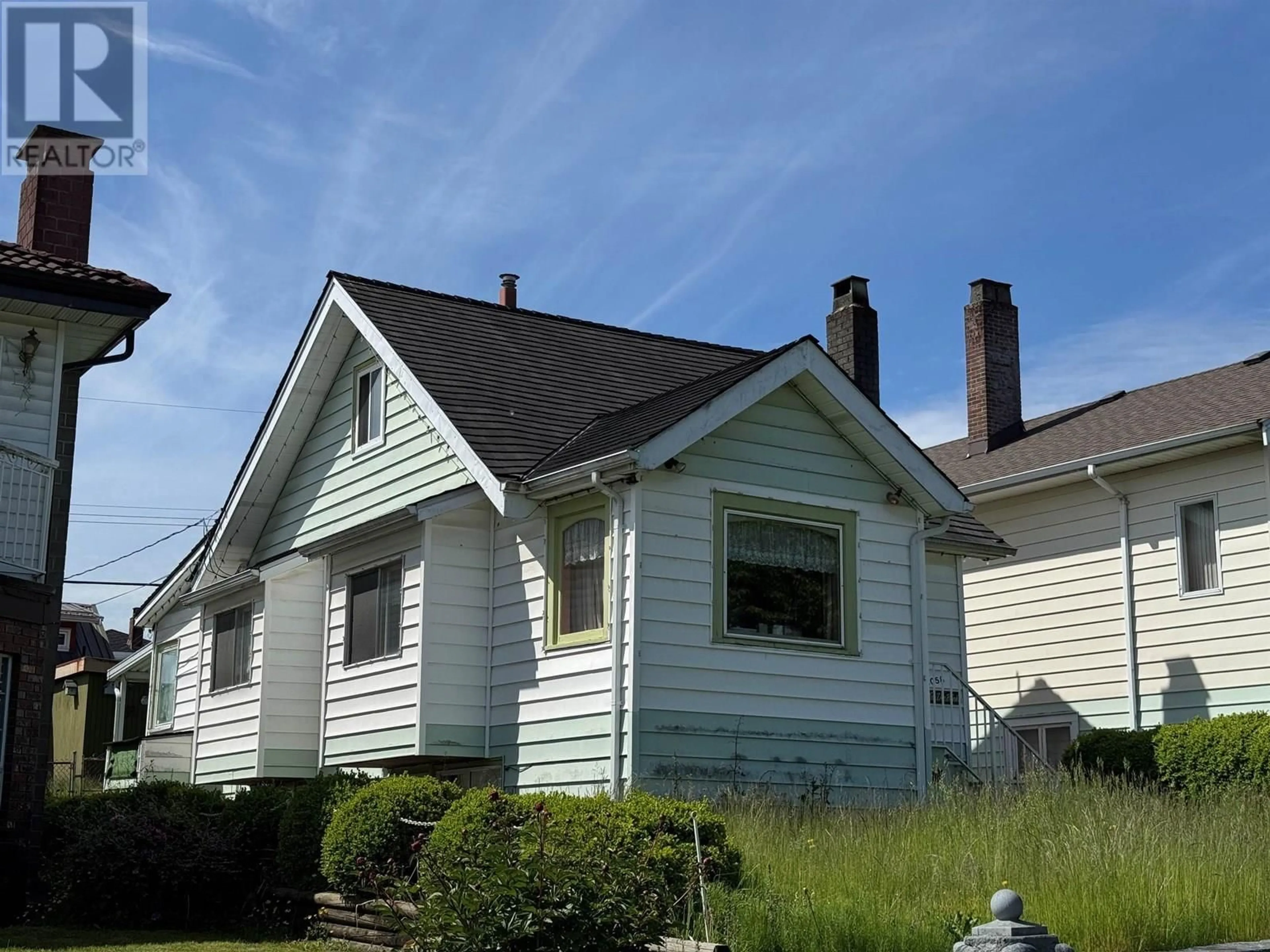 Home with vinyl exterior material, building for 3058 CHARLES STREET, Vancouver British Columbia V5K3B5