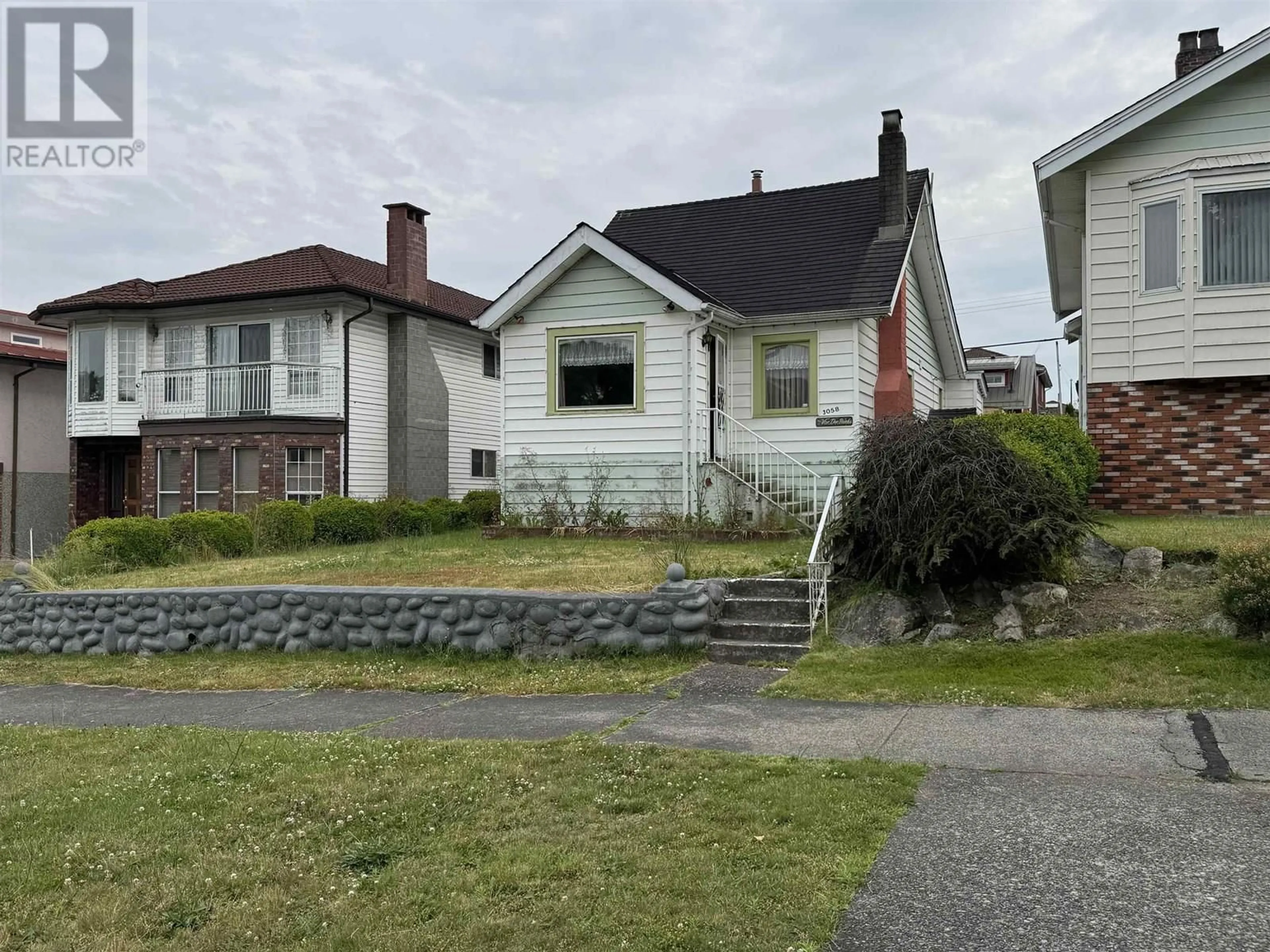 A pic from outside/outdoor area/front of a property/back of a property/a pic from drone, street for 3058 CHARLES STREET, Vancouver British Columbia V5K3B5