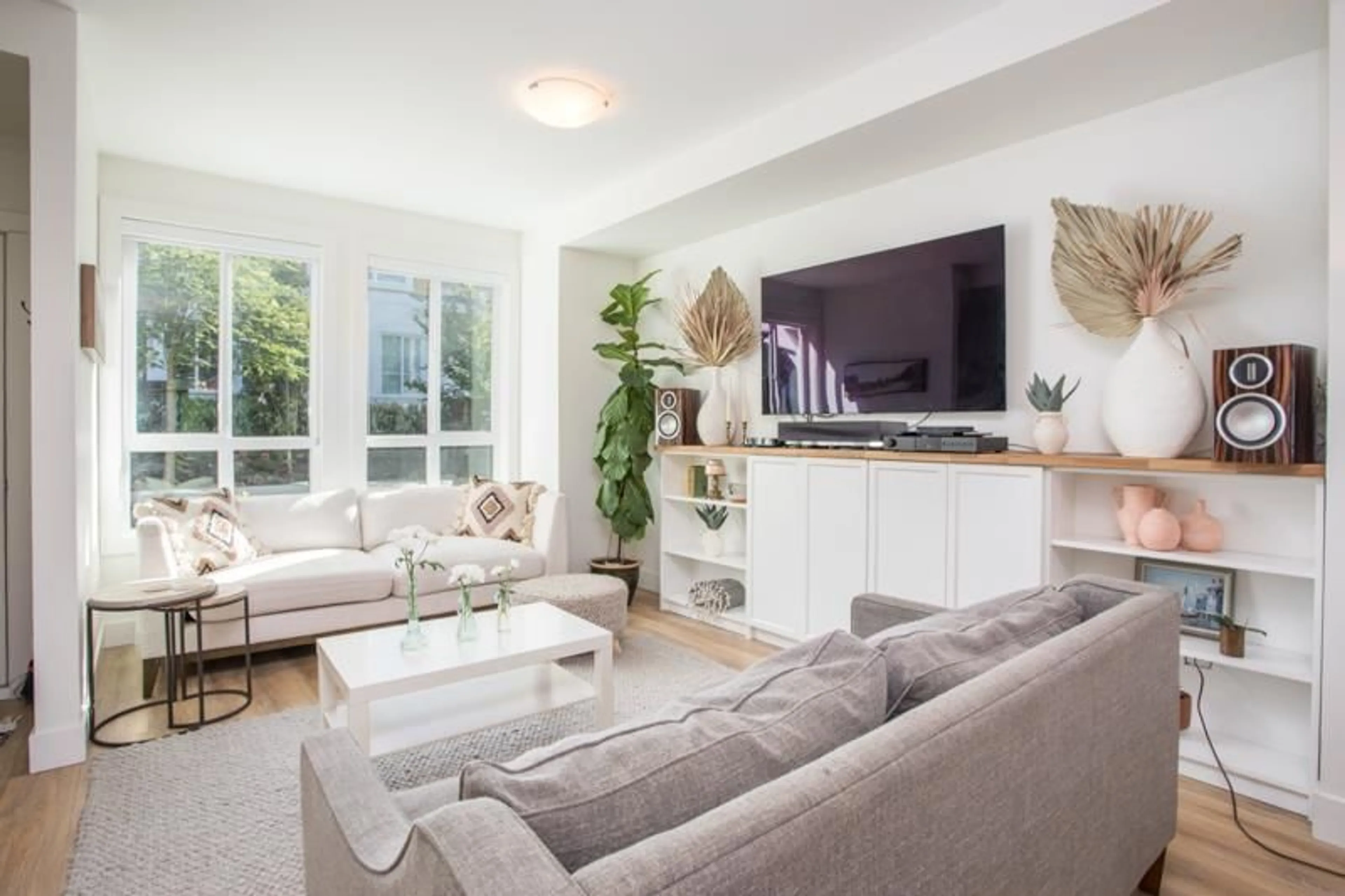 Living room with furniture, unknown for 44 - 16561 17A, Surrey British Columbia V3Z1J3