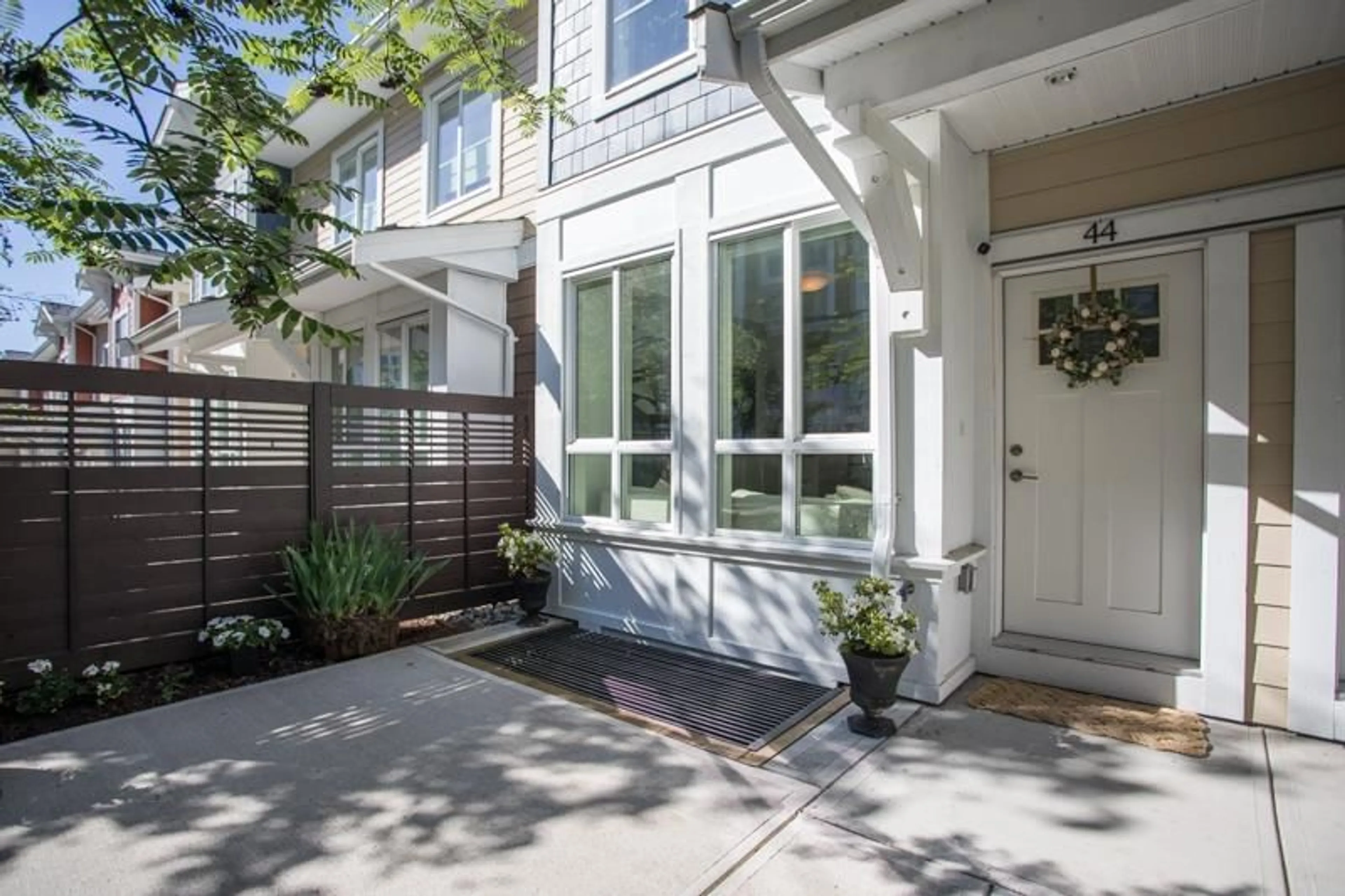 Indoor entryway for 44 - 16561 17A, Surrey British Columbia V3Z1J3