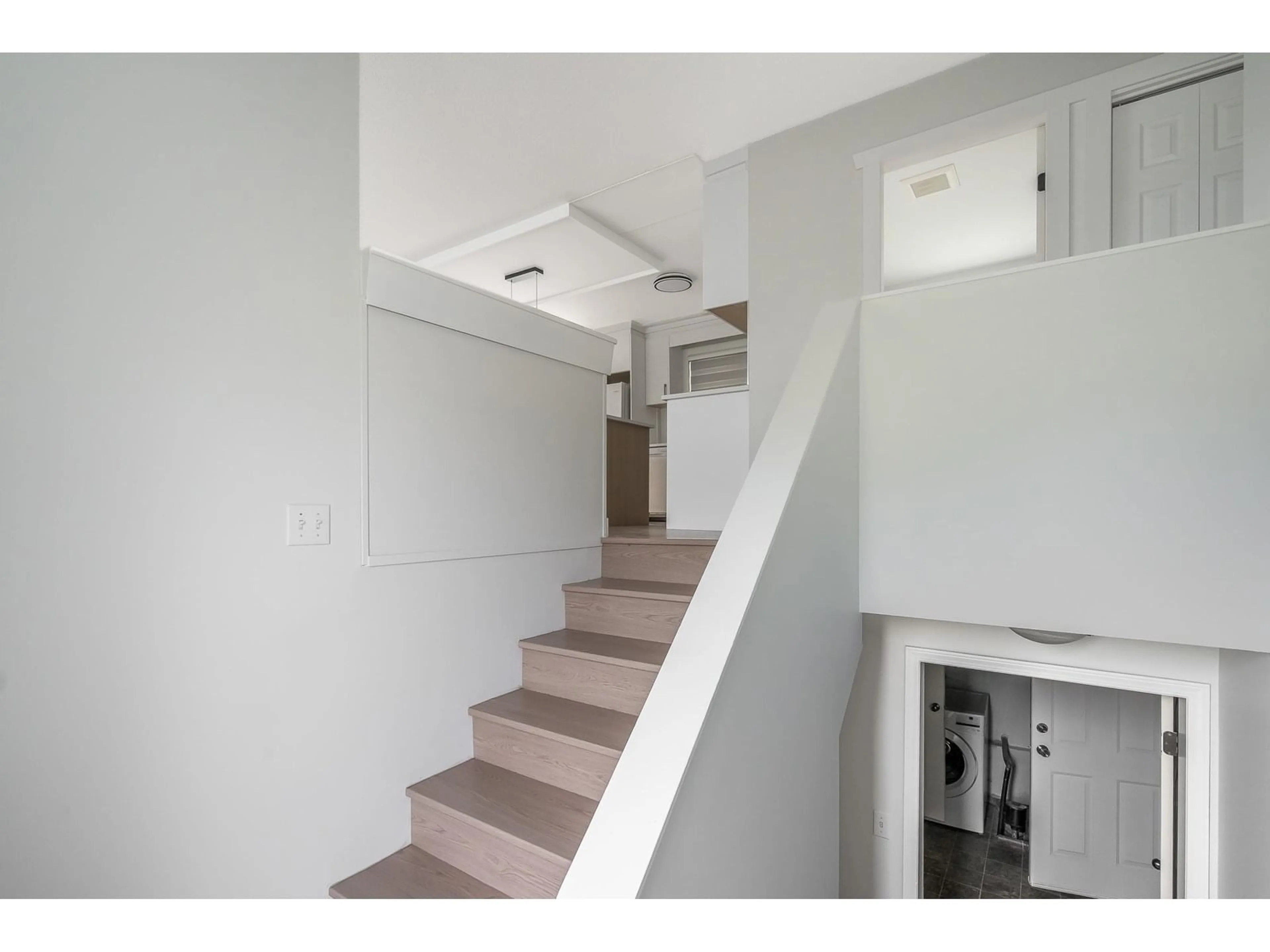Stairs for 45290 SPRUCE DRIVE, Chilliwack British Columbia V2R1E9