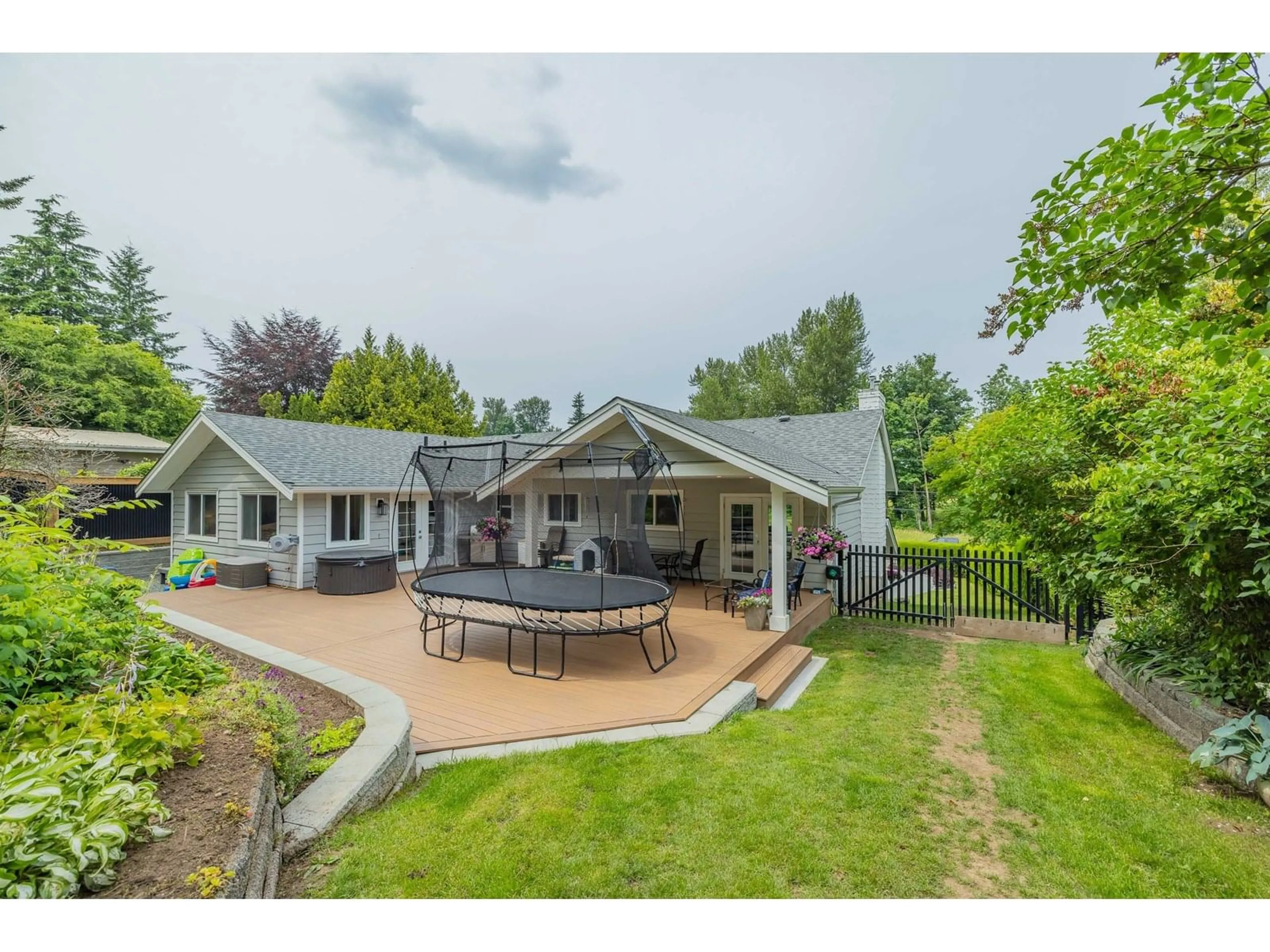 A pic from outside/outdoor area/front of a property/back of a property/a pic from drone, mountain view for 29436 DUNCAN, Abbotsford British Columbia V4X1J4