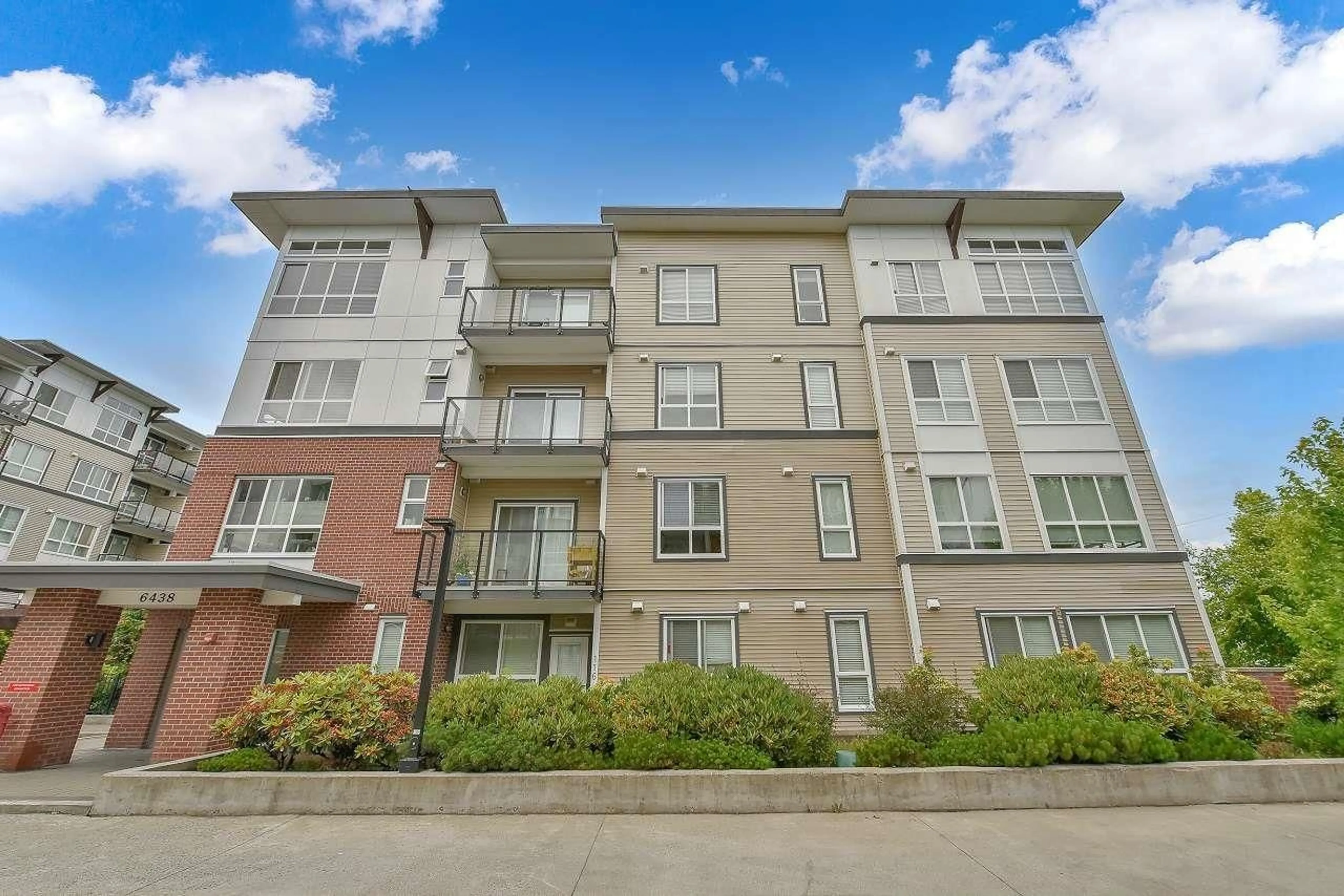 Patio, building for 303 - 6438 195A, Surrey British Columbia V4N6R5