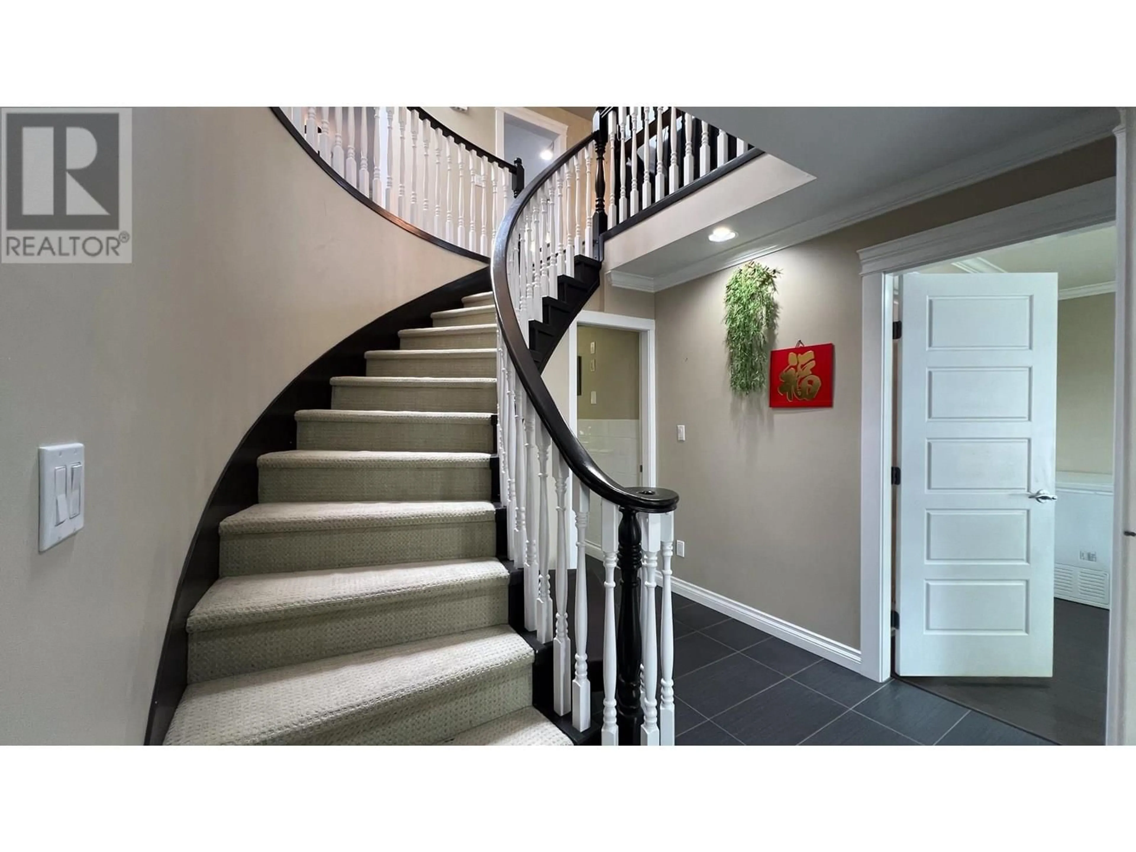 Stairs for 2041 EDINBURGH STREET, New Westminster British Columbia V3M2X7