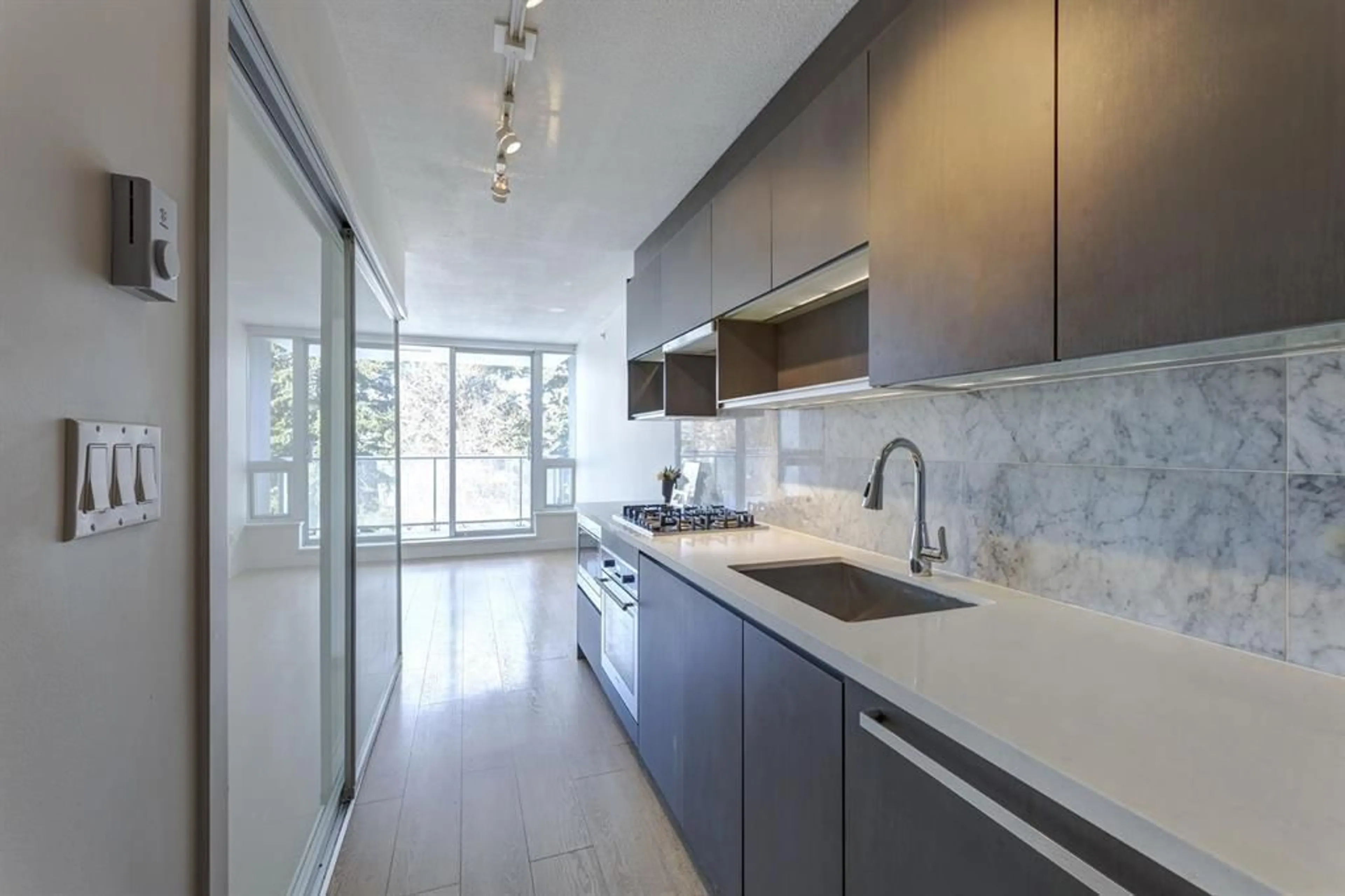 Contemporary kitchen, ceramic/tile floor for 611 - 13750 100, Surrey British Columbia V3T0L3