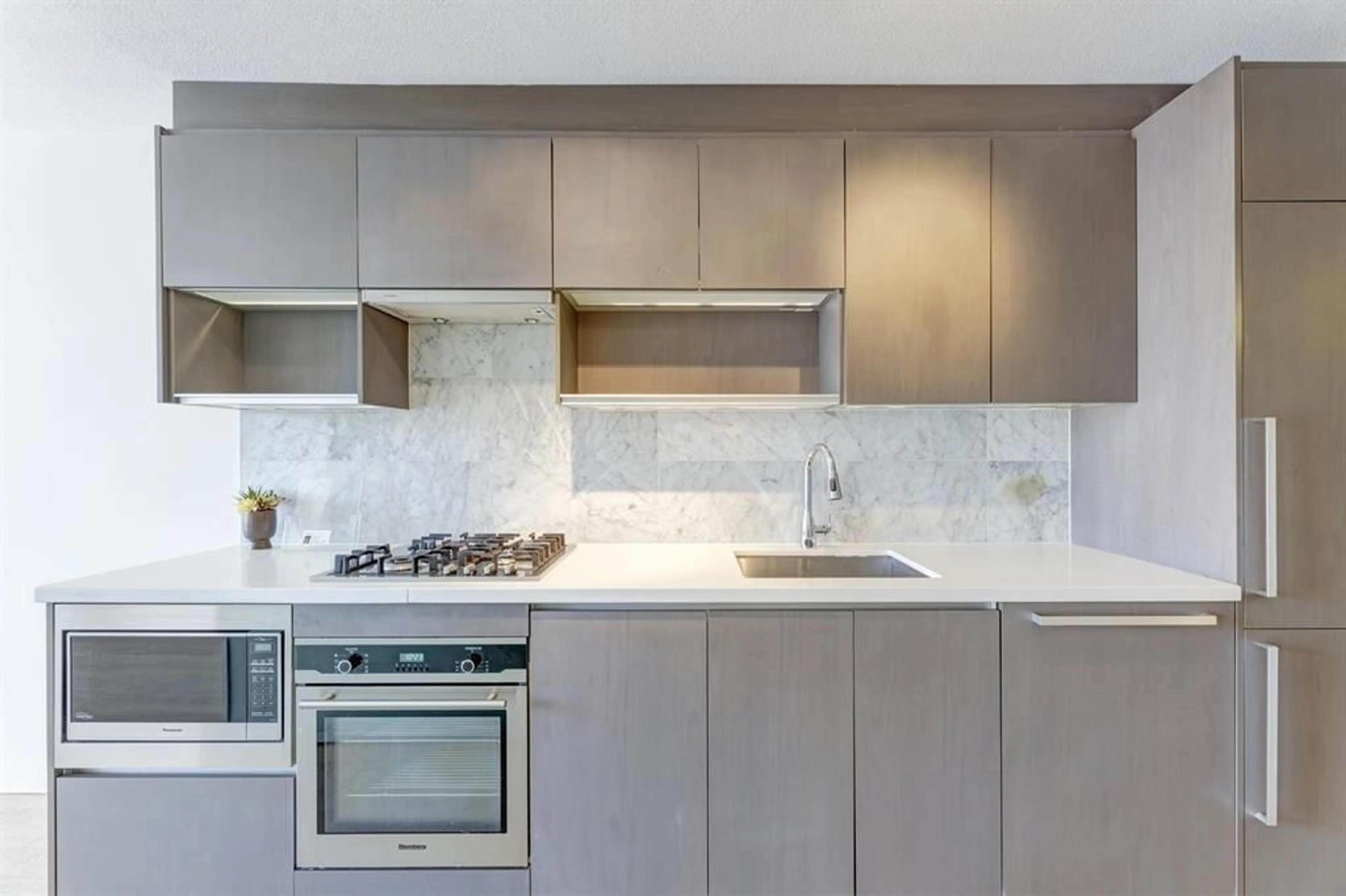 Contemporary kitchen, unknown for 611 - 13750 100, Surrey British Columbia V3T0L3