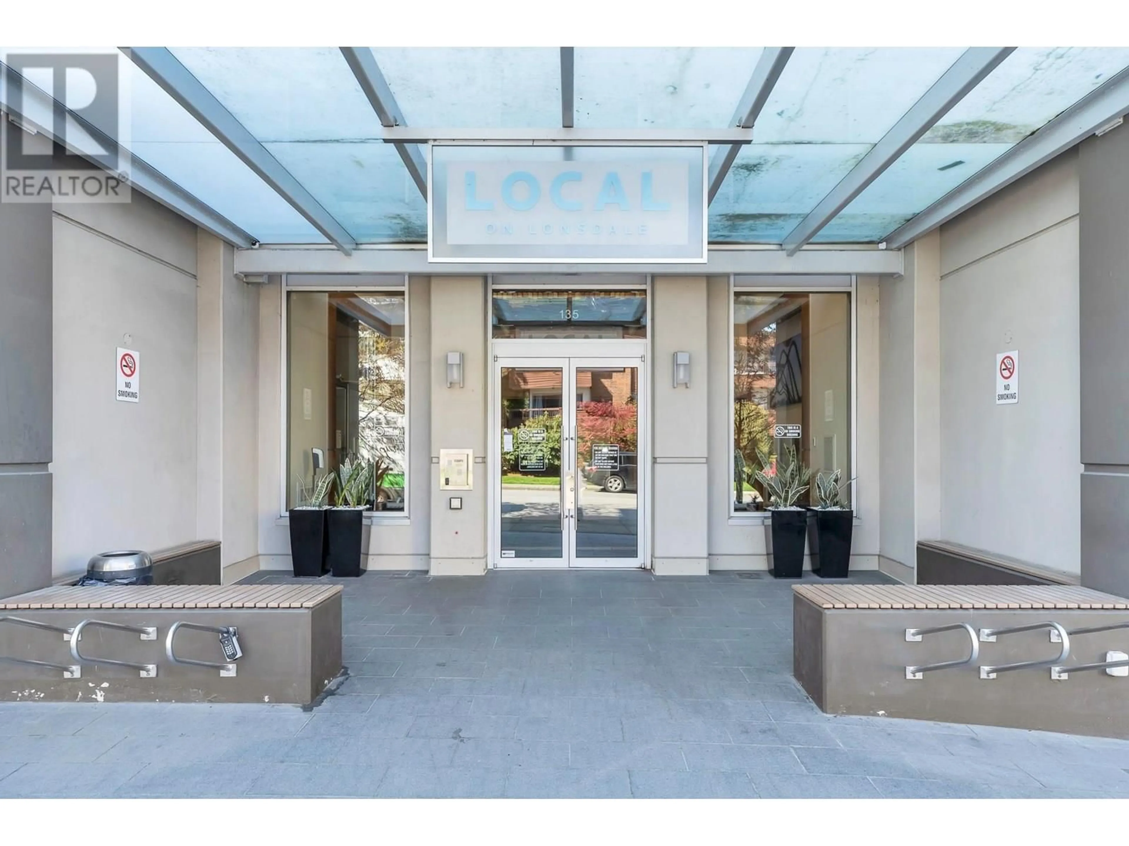 Indoor foyer for 704 - 135 17TH STREET, North Vancouver British Columbia V7L0C4