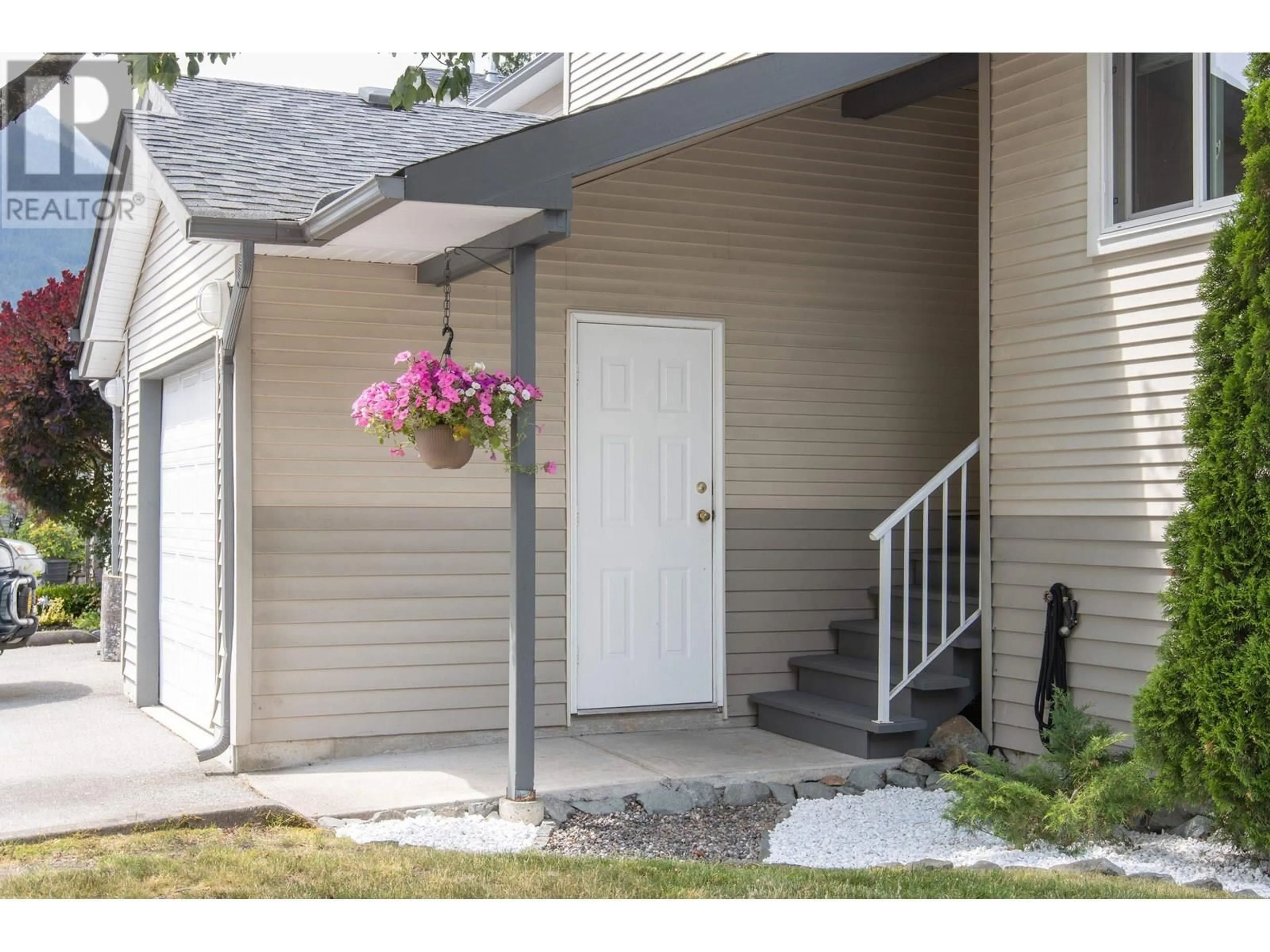 Indoor entryway for 84 - 39920 GOVERNMENT ROAD, Squamish British Columbia V8B0G5