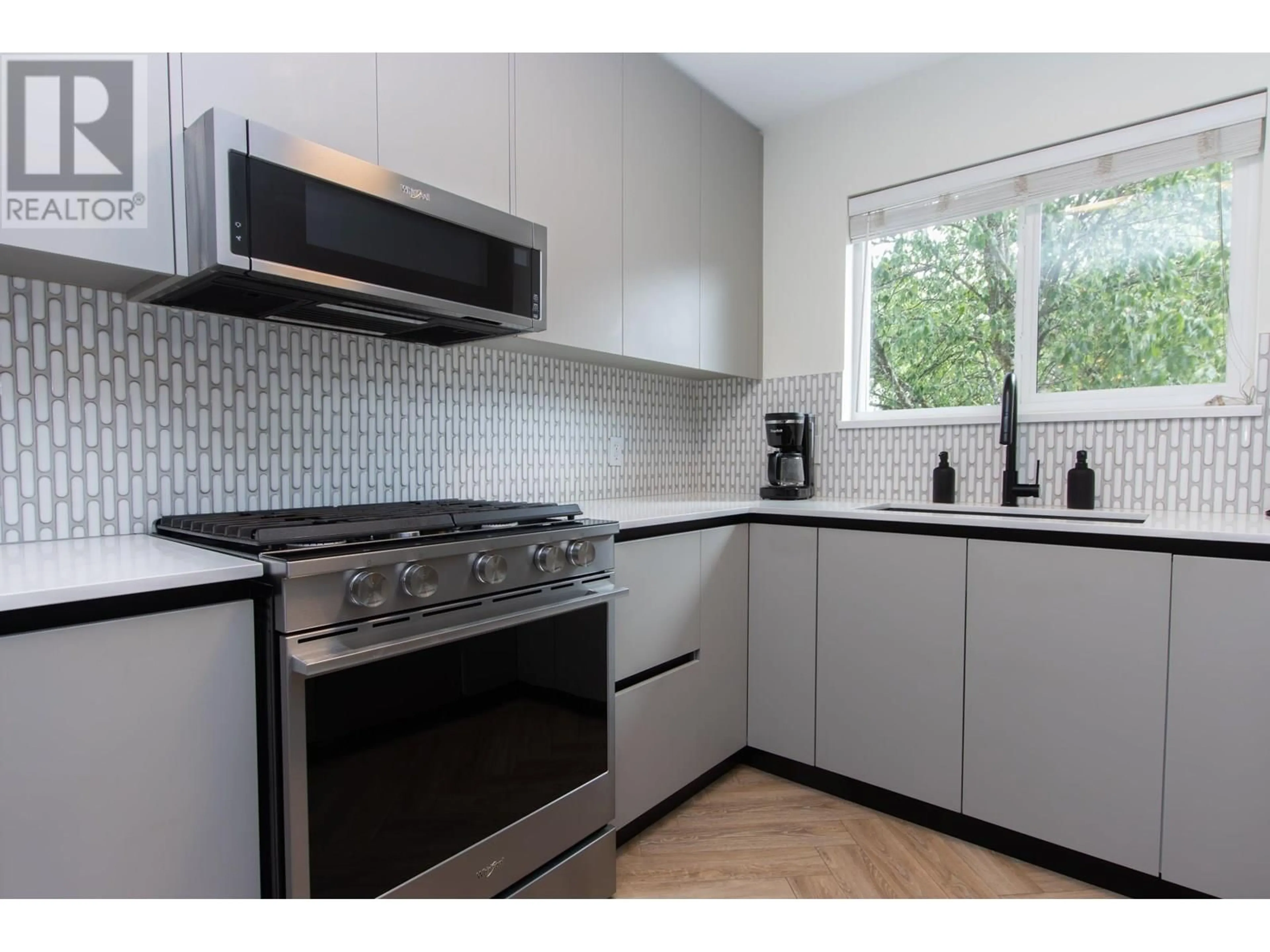Standard kitchen, ceramic/tile floor for 84 - 39920 GOVERNMENT ROAD, Squamish British Columbia V8B0G5