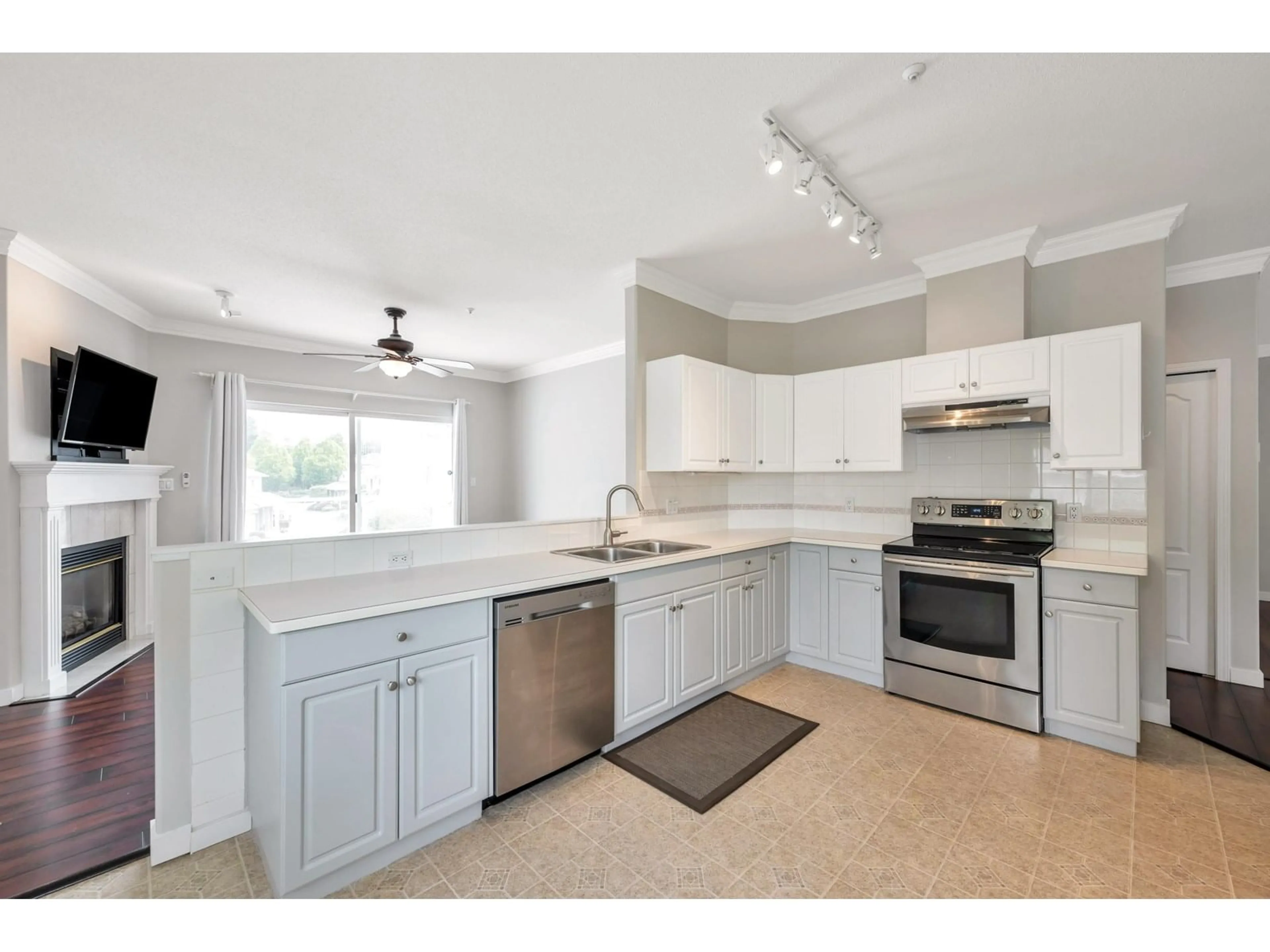 Standard kitchen, ceramic/tile floor for 14 - 21579 88B, Langley British Columbia V1M2X4
