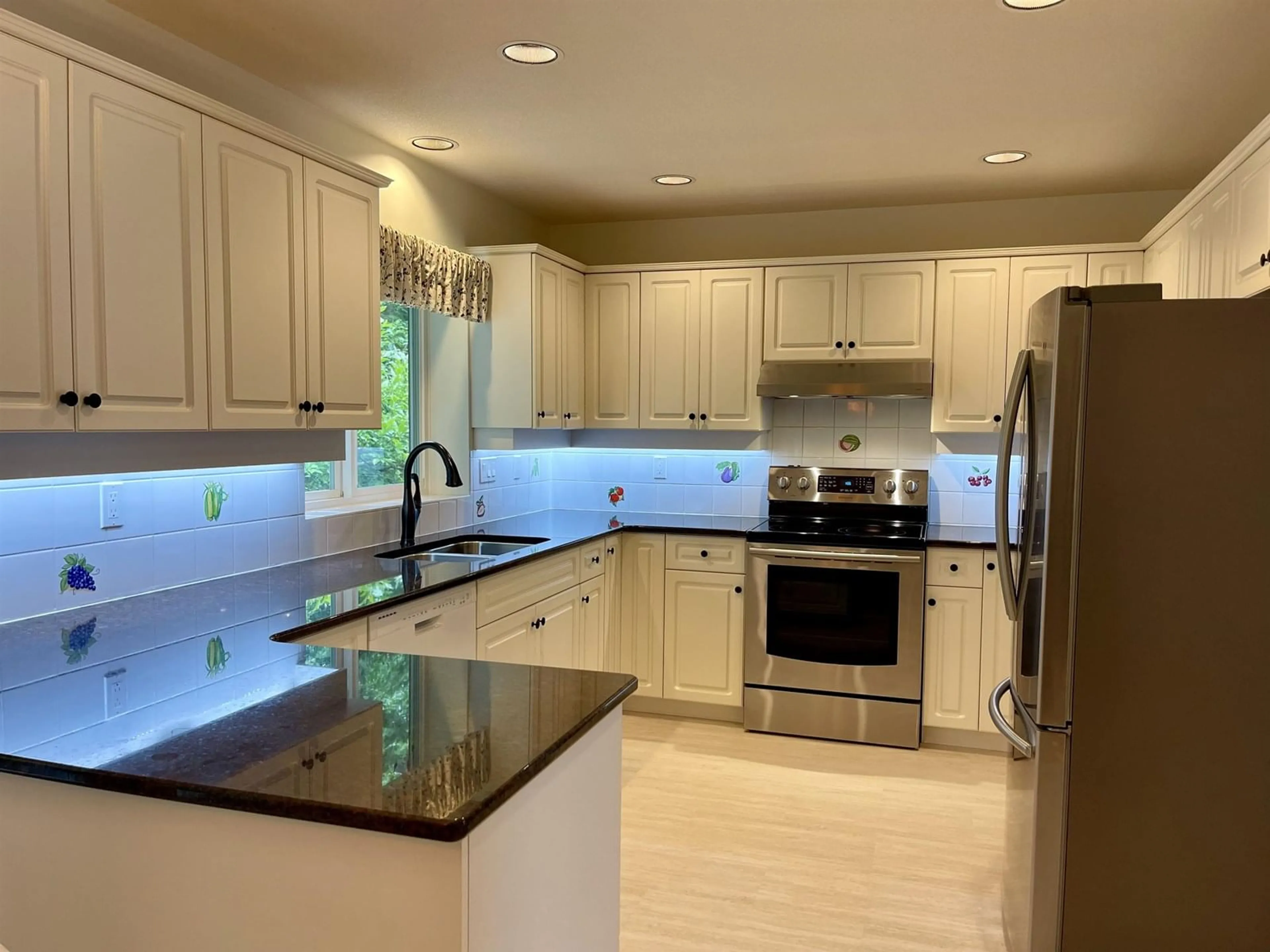 Open concept kitchen, ceramic/tile floor for 2185 140A, Surrey British Columbia V4A9R8