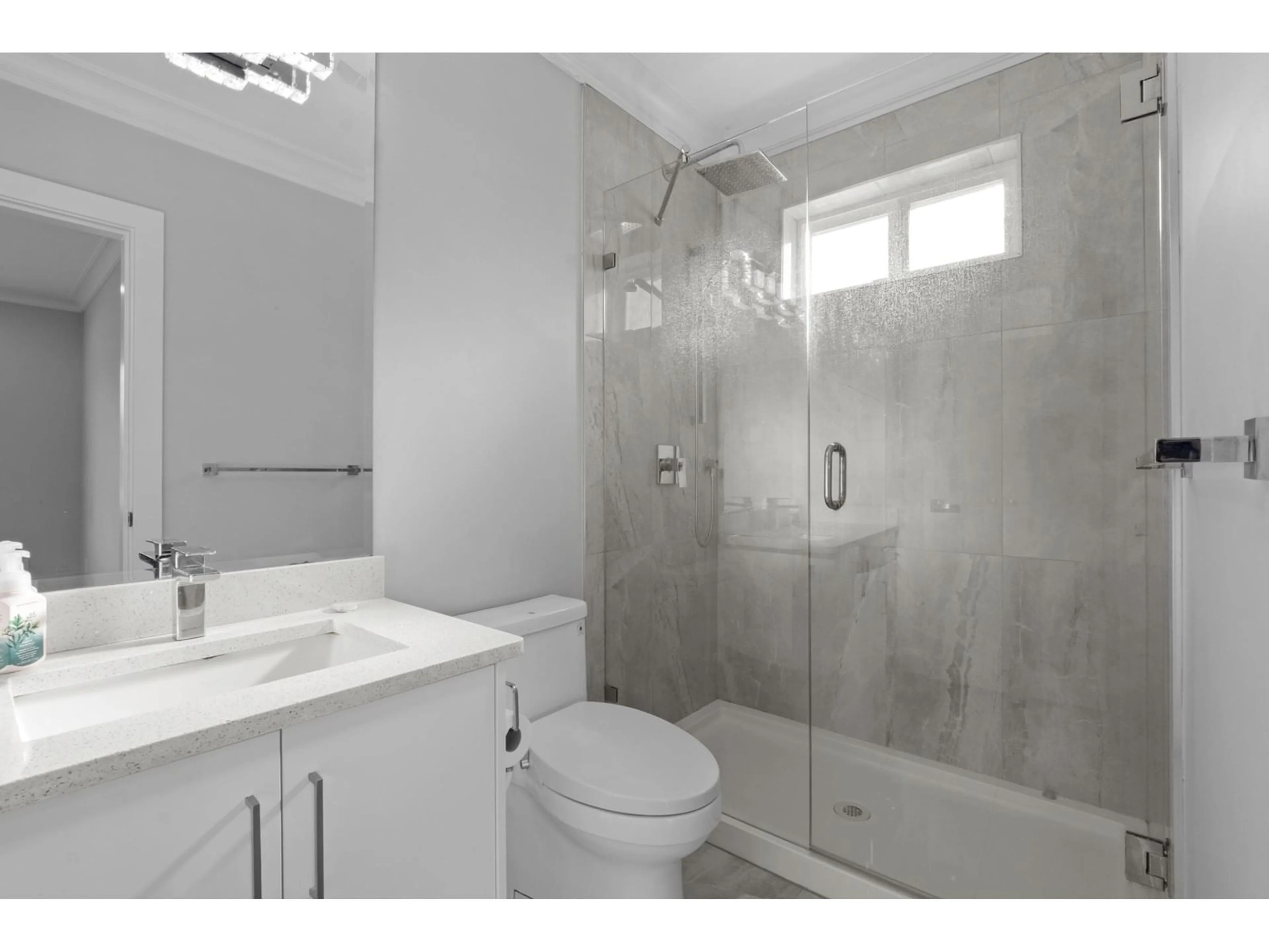 Standard bathroom, ceramic/tile floor for 15890 RUSSELL, White Rock British Columbia V4B2S4