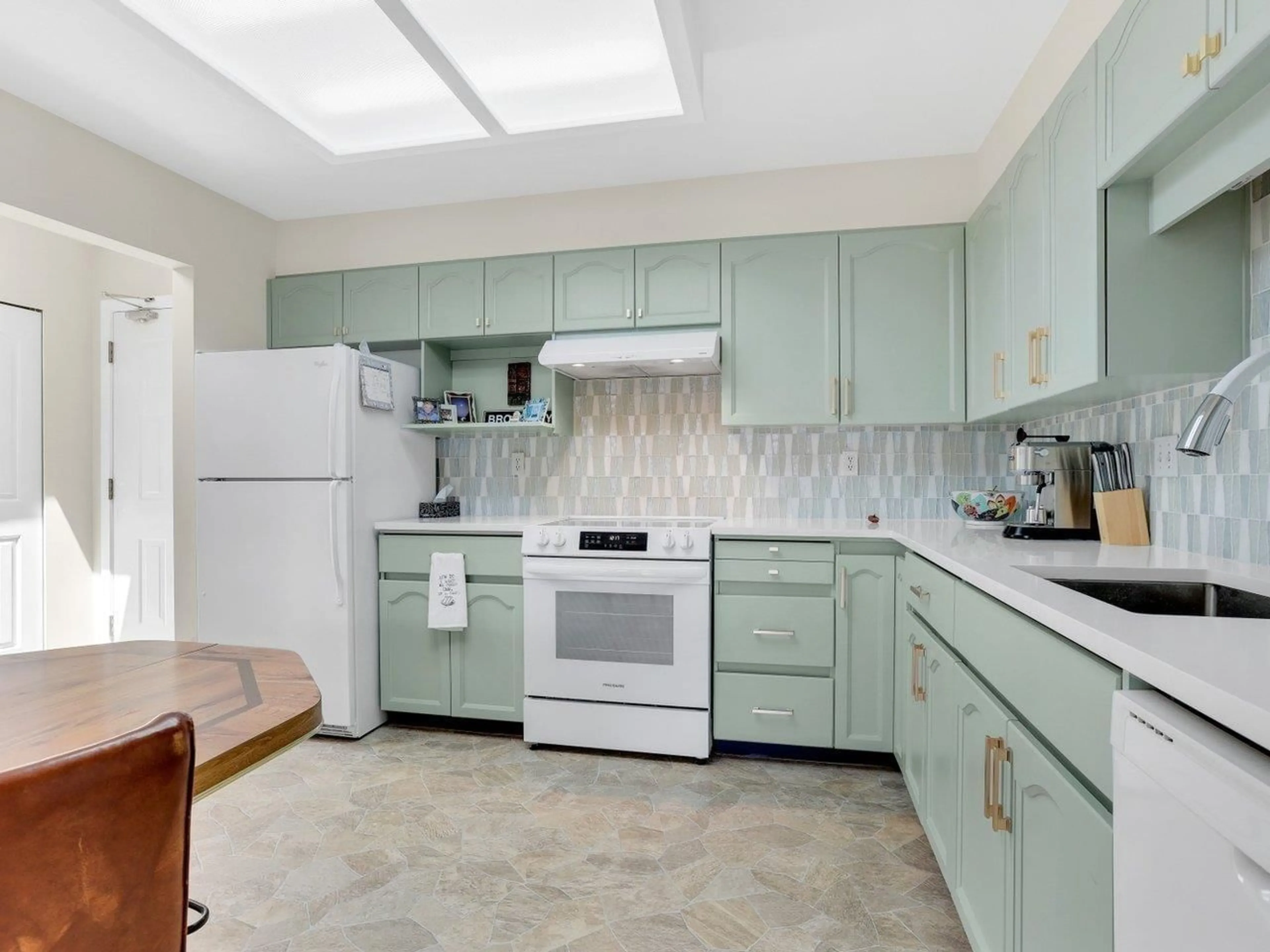 Standard kitchen, ceramic/tile floor for 302 - 2491 GLADWIN, Abbotsford British Columbia V2T3N8
