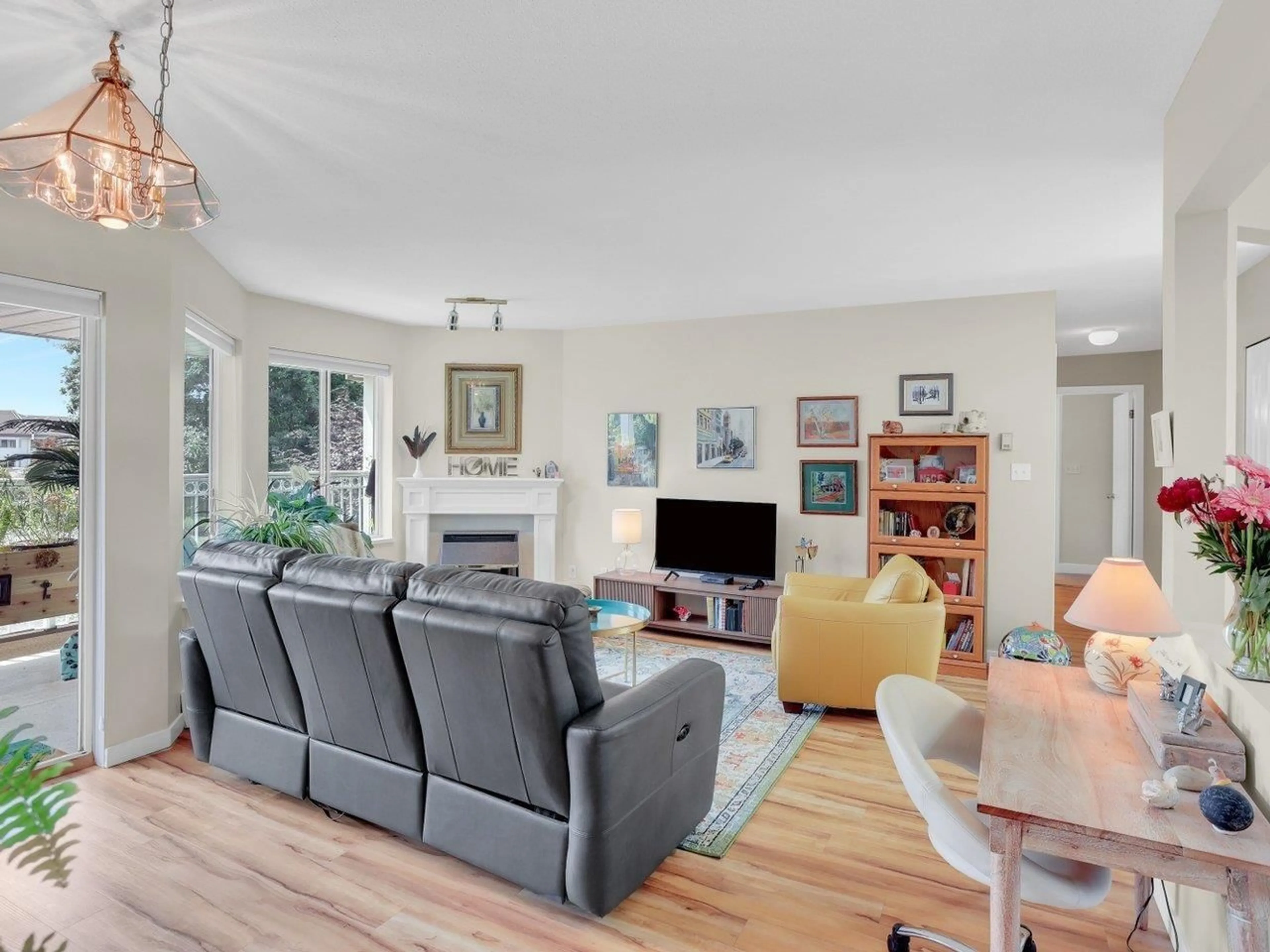 Living room with furniture, wood/laminate floor for 302 - 2491 GLADWIN, Abbotsford British Columbia V2T3N8