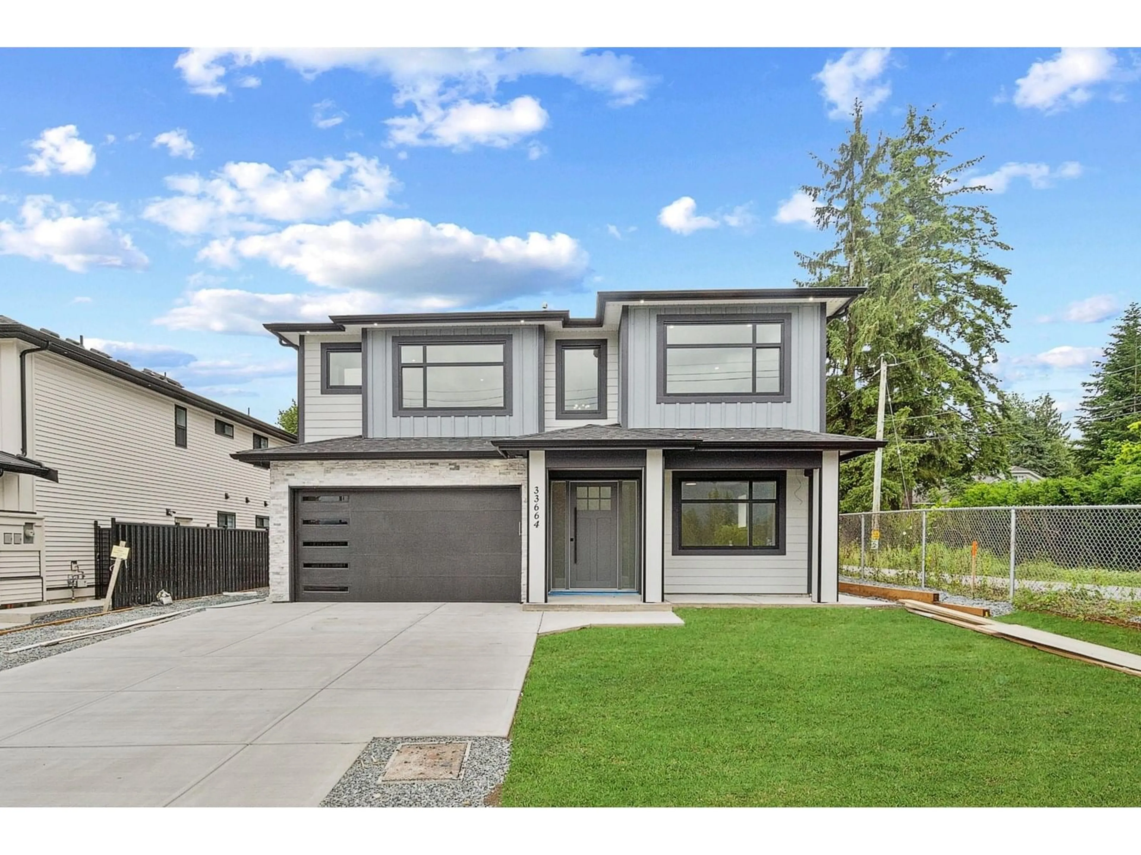 Home with vinyl exterior material, street for 33664 DEWDNEY TRUNK, Mission British Columbia V2V6Y4