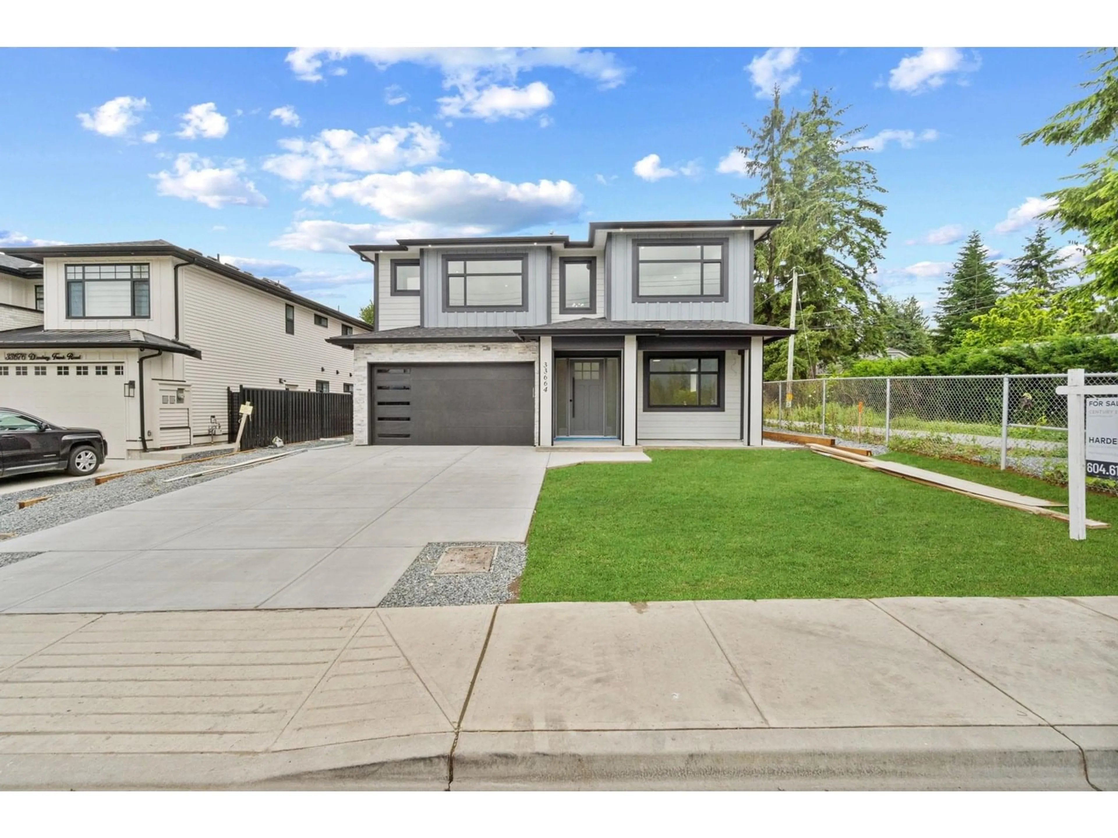 Home with vinyl exterior material, street for 33664 DEWDNEY TRUNK, Mission British Columbia V2V6Y4