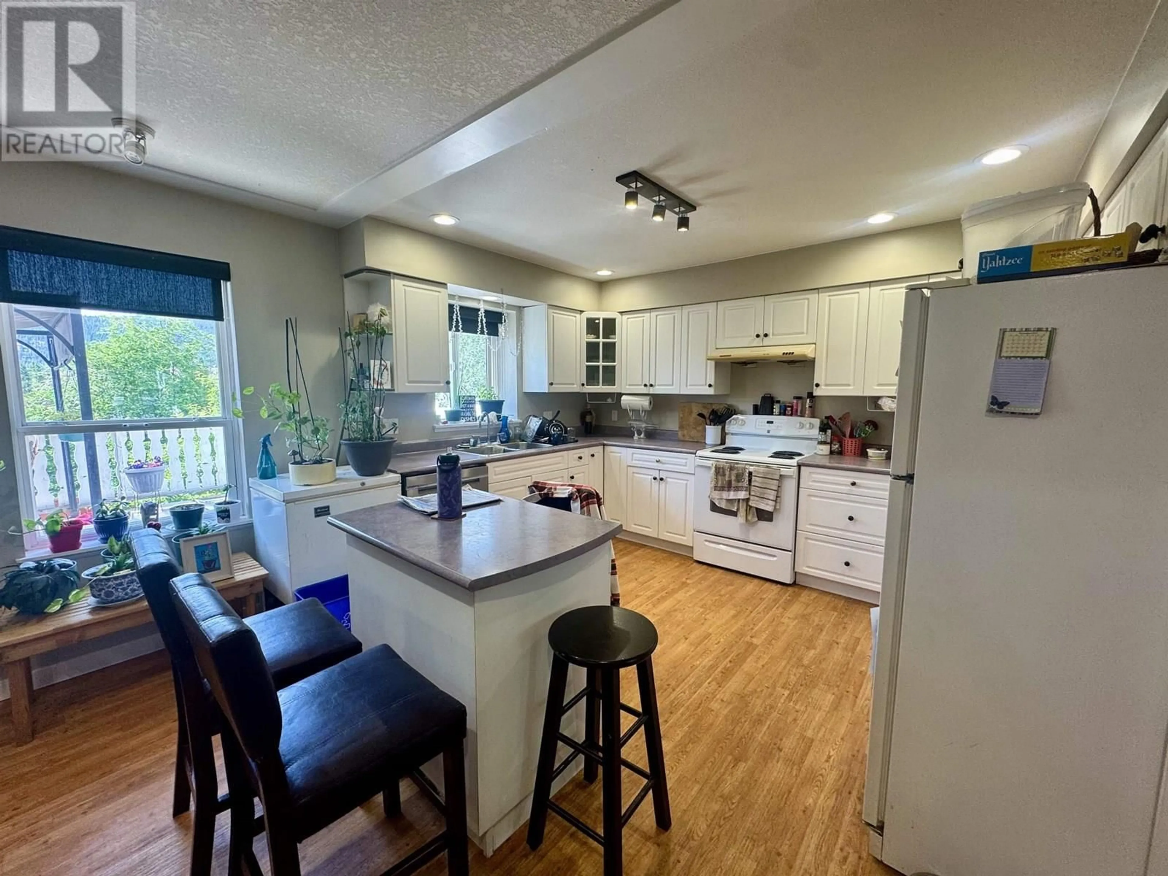 Open concept kitchen, unknown for 811 MIDNIGHT DRIVE, Williams Lake British Columbia V2G5K6