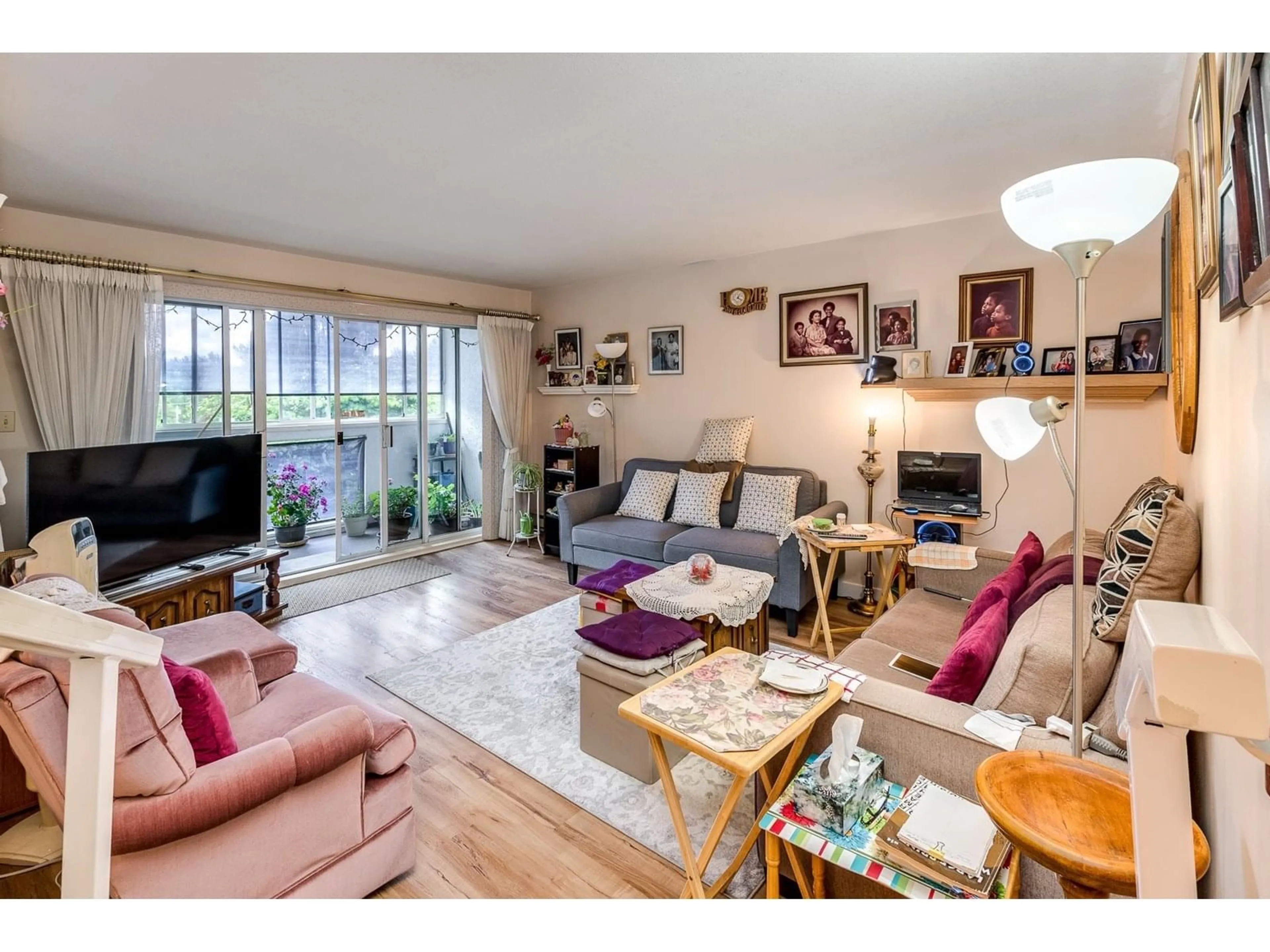 Living room with furniture, wood/laminate floor for 5 - 32390 FLETCHER, Mission British Columbia V2V5T1