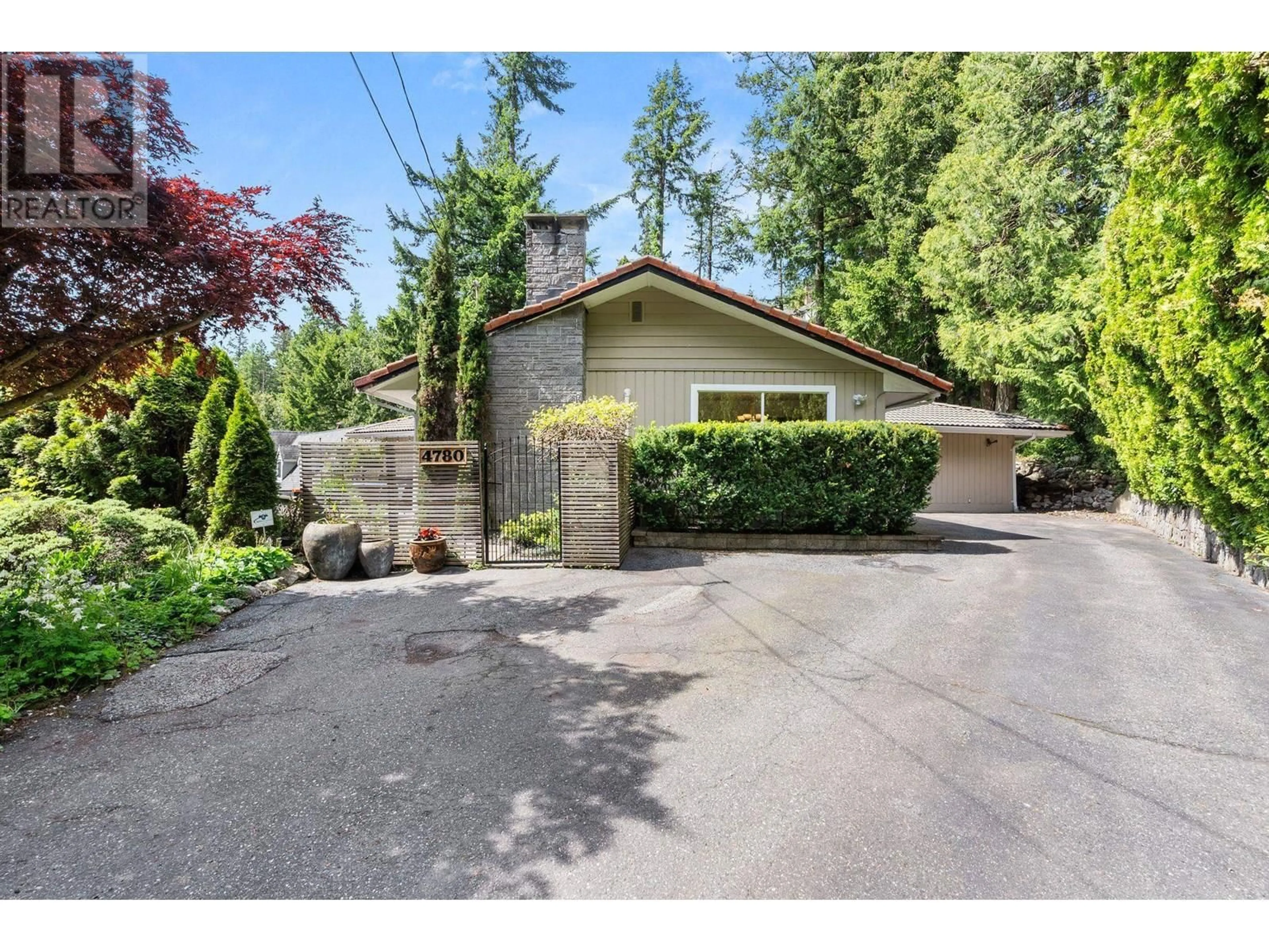 A pic from outside/outdoor area/front of a property/back of a property/a pic from drone, street for 4780 ESTEVAN PLACE, West Vancouver British Columbia V7W1G9