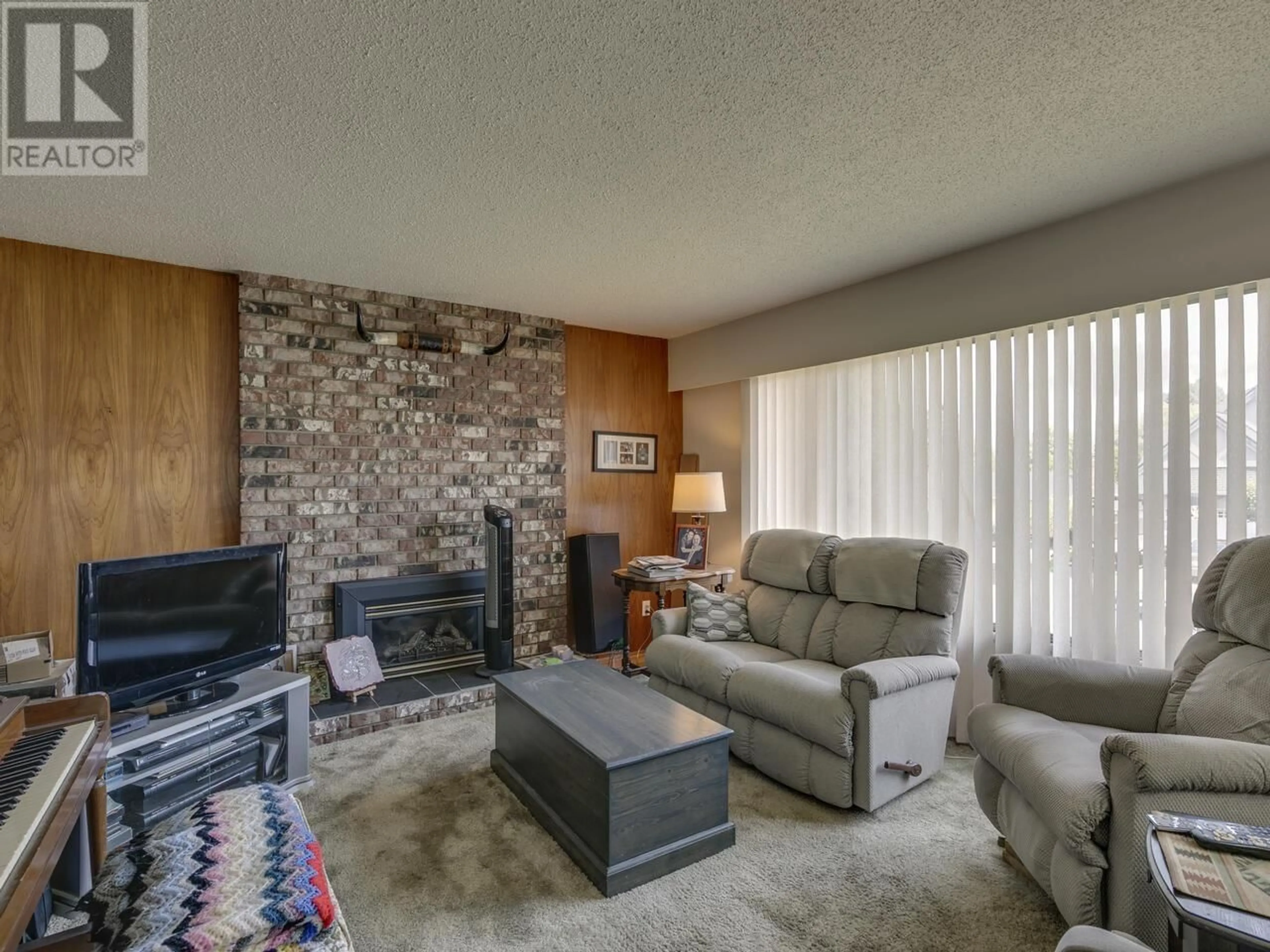 Living room with furniture, unknown for 5566 49 AVENUE, Delta British Columbia V4K3N8