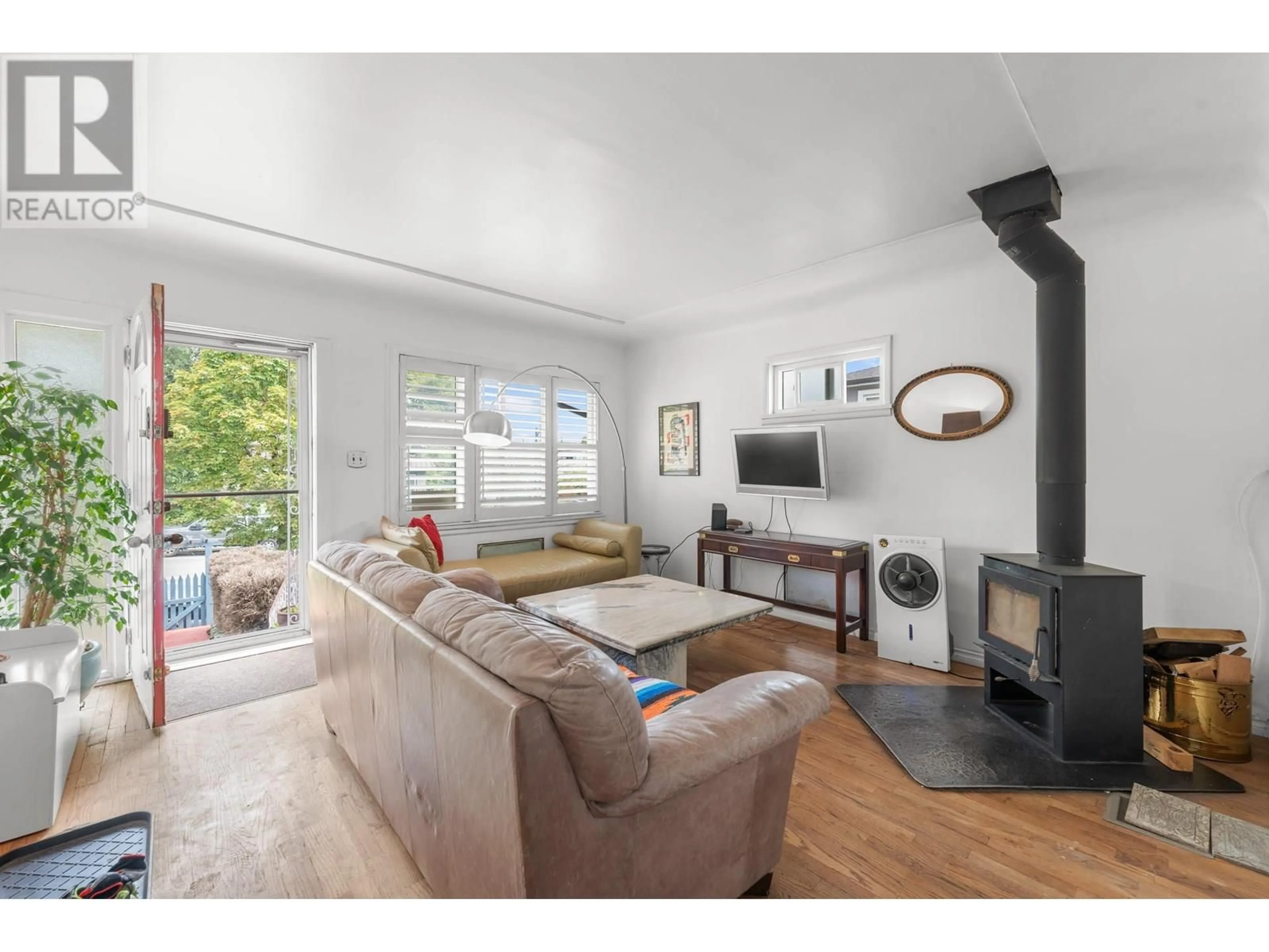 Living room with furniture, wood/laminate floor for 7429 FRASER STREET, Vancouver British Columbia V5X3W3