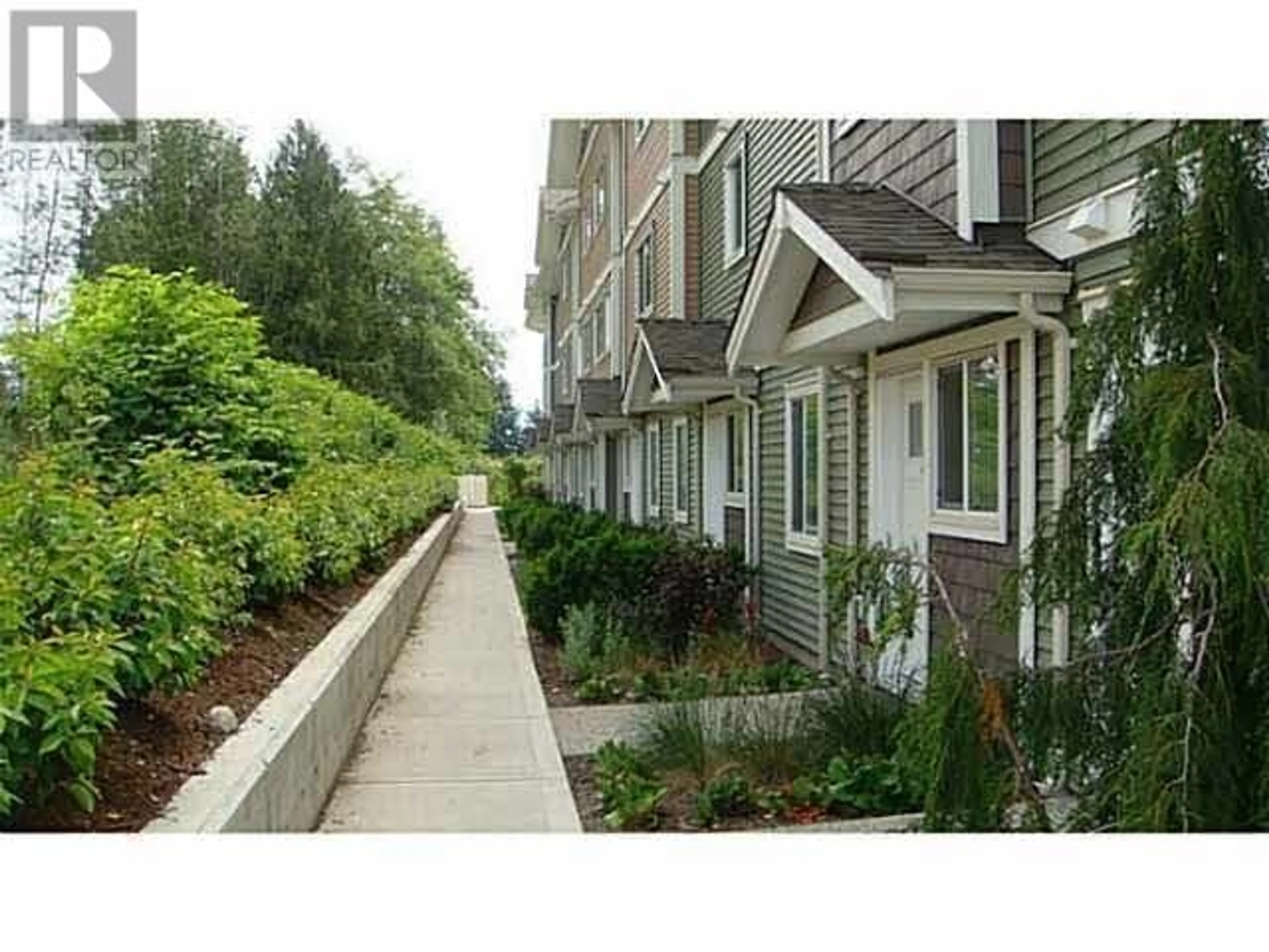 Patio, street for 102 - 624 SHAW ROAD, Gibsons British Columbia V0N1V8