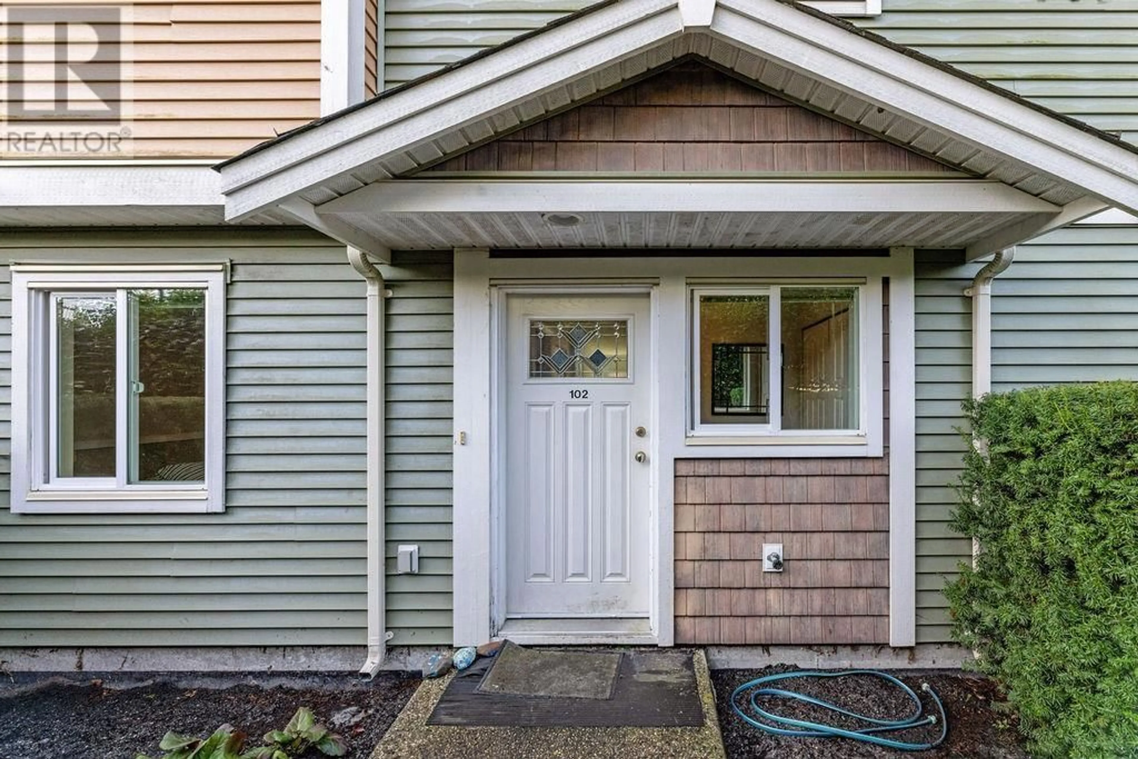Home with vinyl exterior material, street for 102 - 624 SHAW ROAD, Gibsons British Columbia V0N1V8