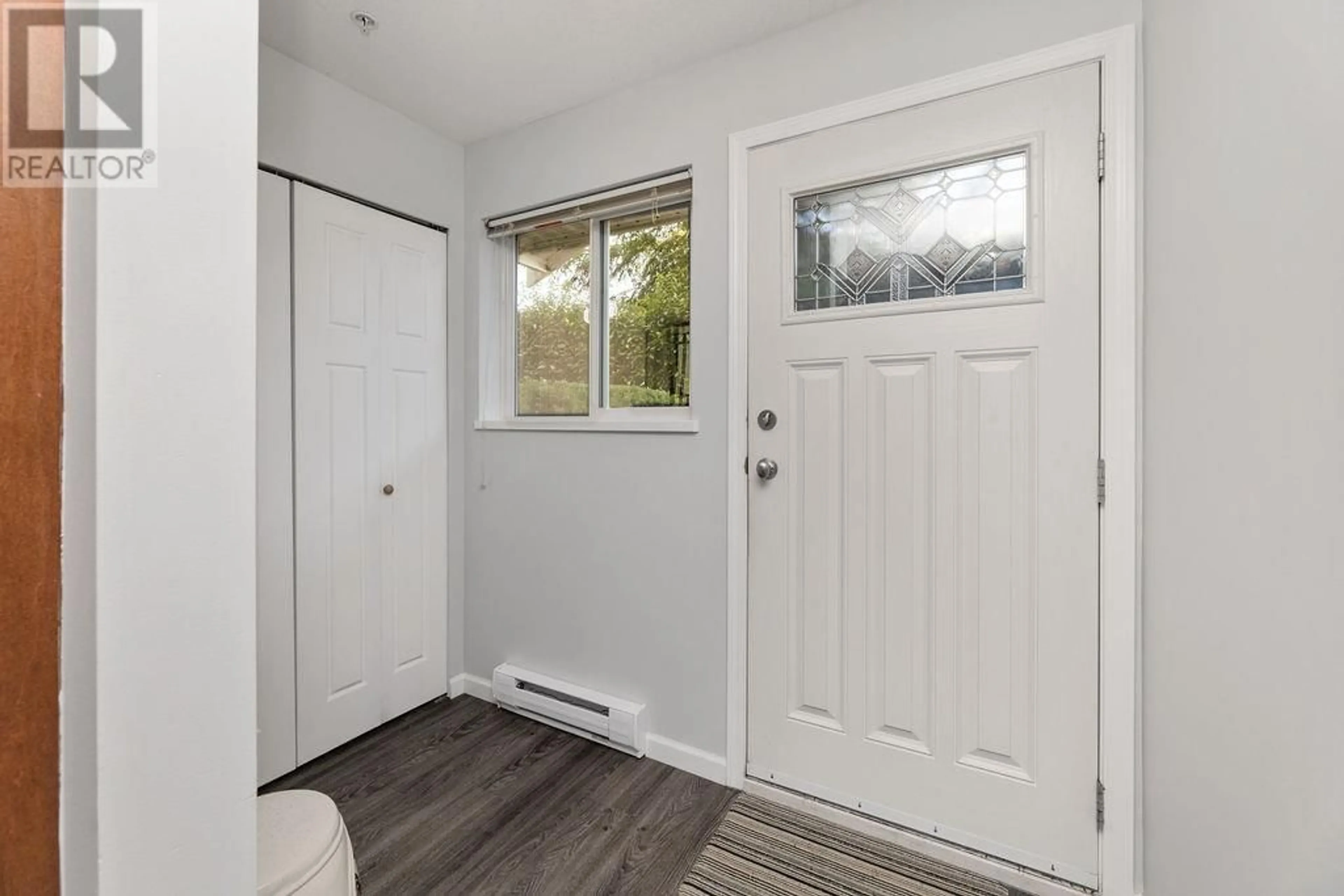Indoor entryway for 102 - 624 SHAW ROAD, Gibsons British Columbia V0N1V8