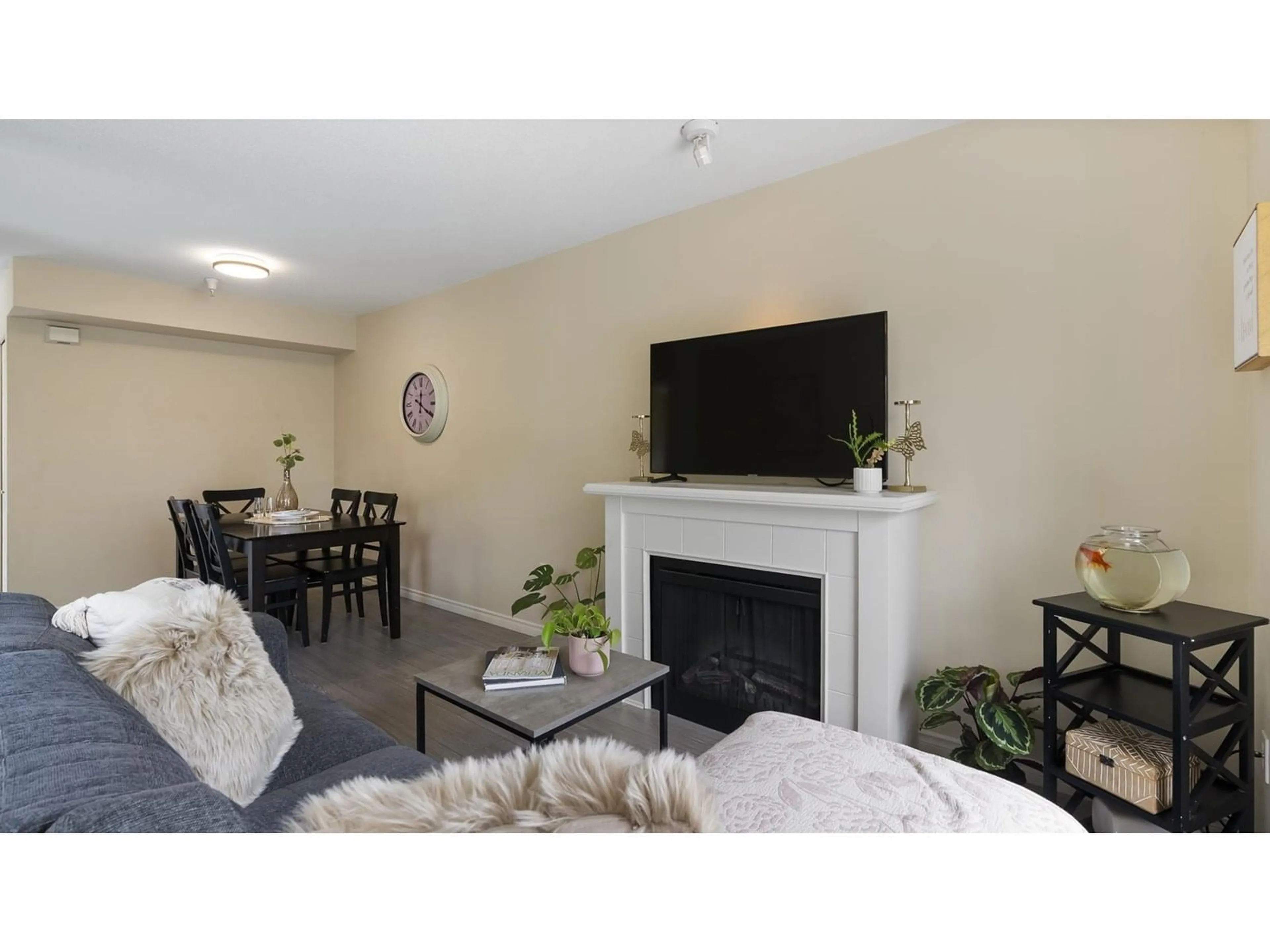 Living room with furniture, unknown for 26 - 14855 100, Surrey British Columbia V3R2W1