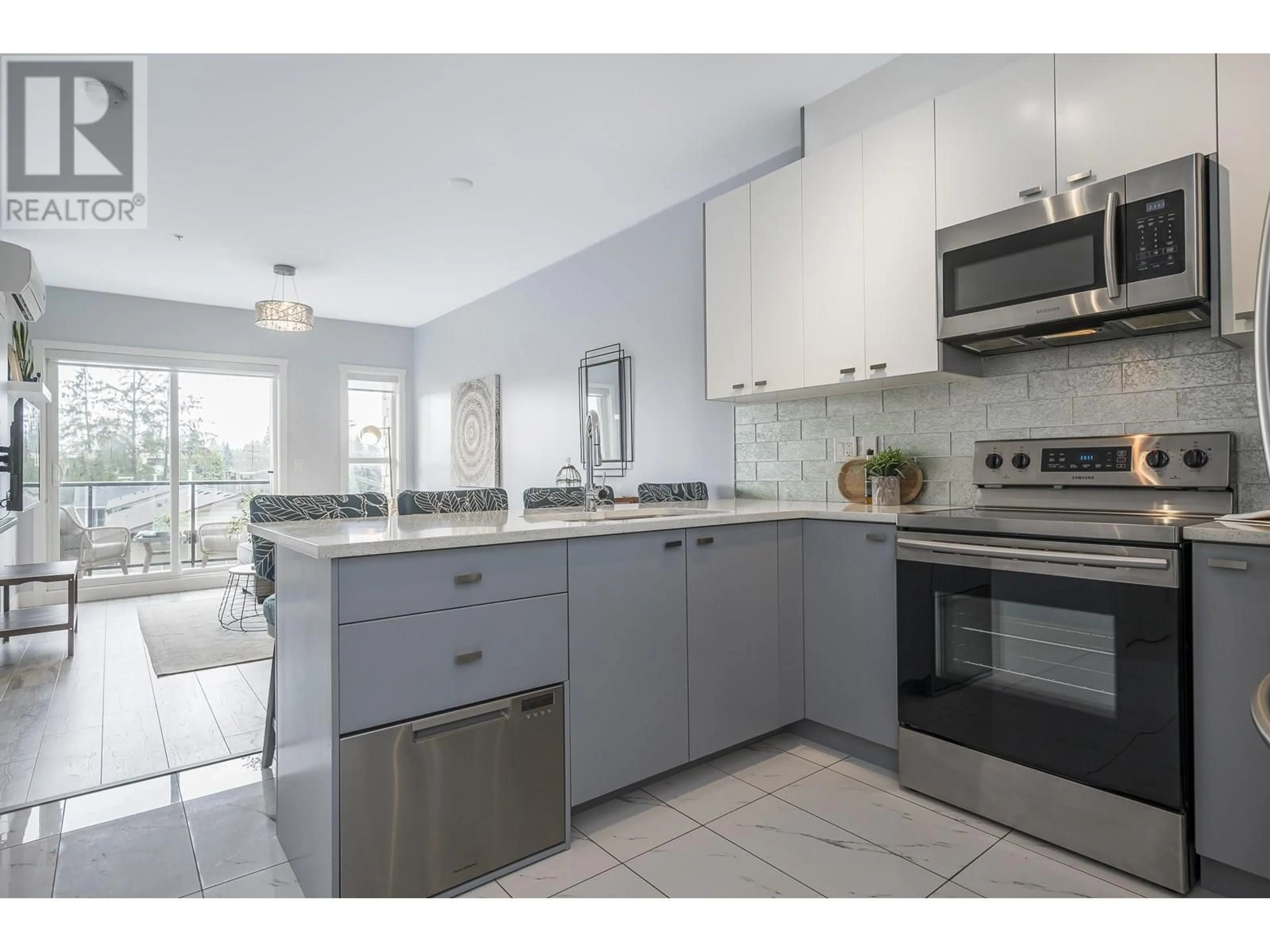 Open concept kitchen, ceramic/tile floor for 302 - 12310 222 STREET, Maple Ridge British Columbia V2X5W7