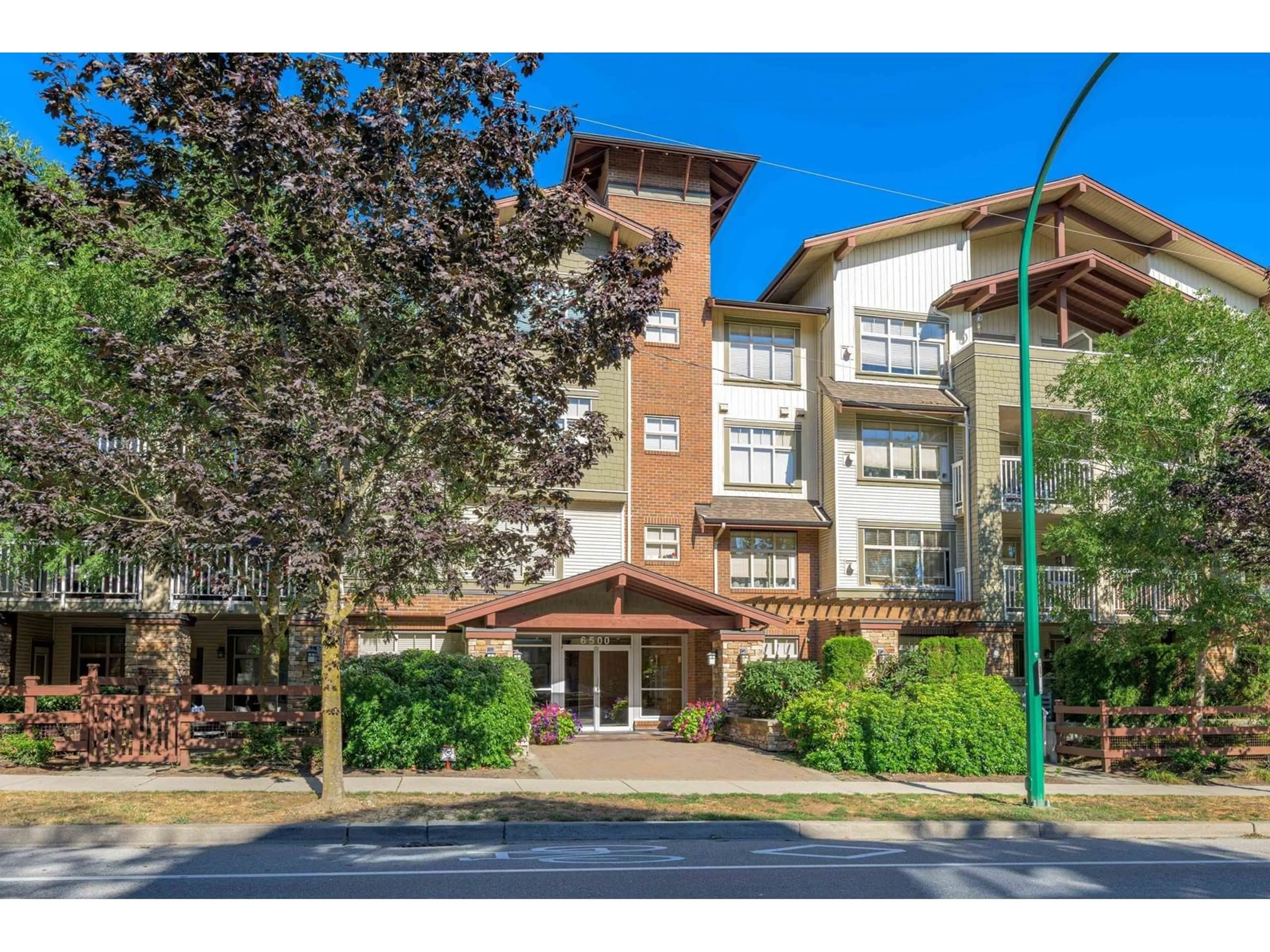 Indoor foyer for 304 - 6500 194, Surrey British Columbia V4N5X4