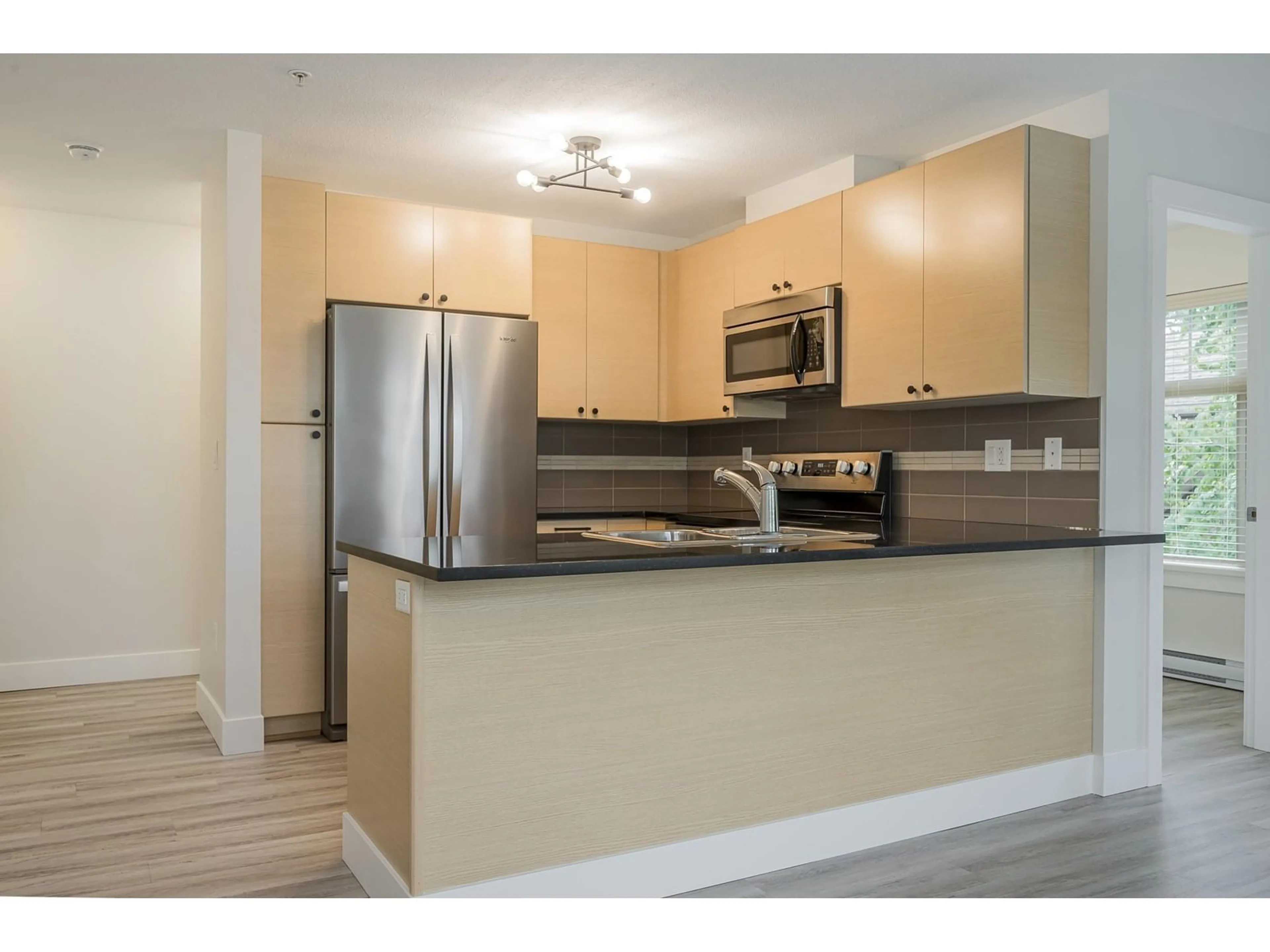Standard kitchen, wood/laminate floor for 304 - 6500 194, Surrey British Columbia V4N5X4