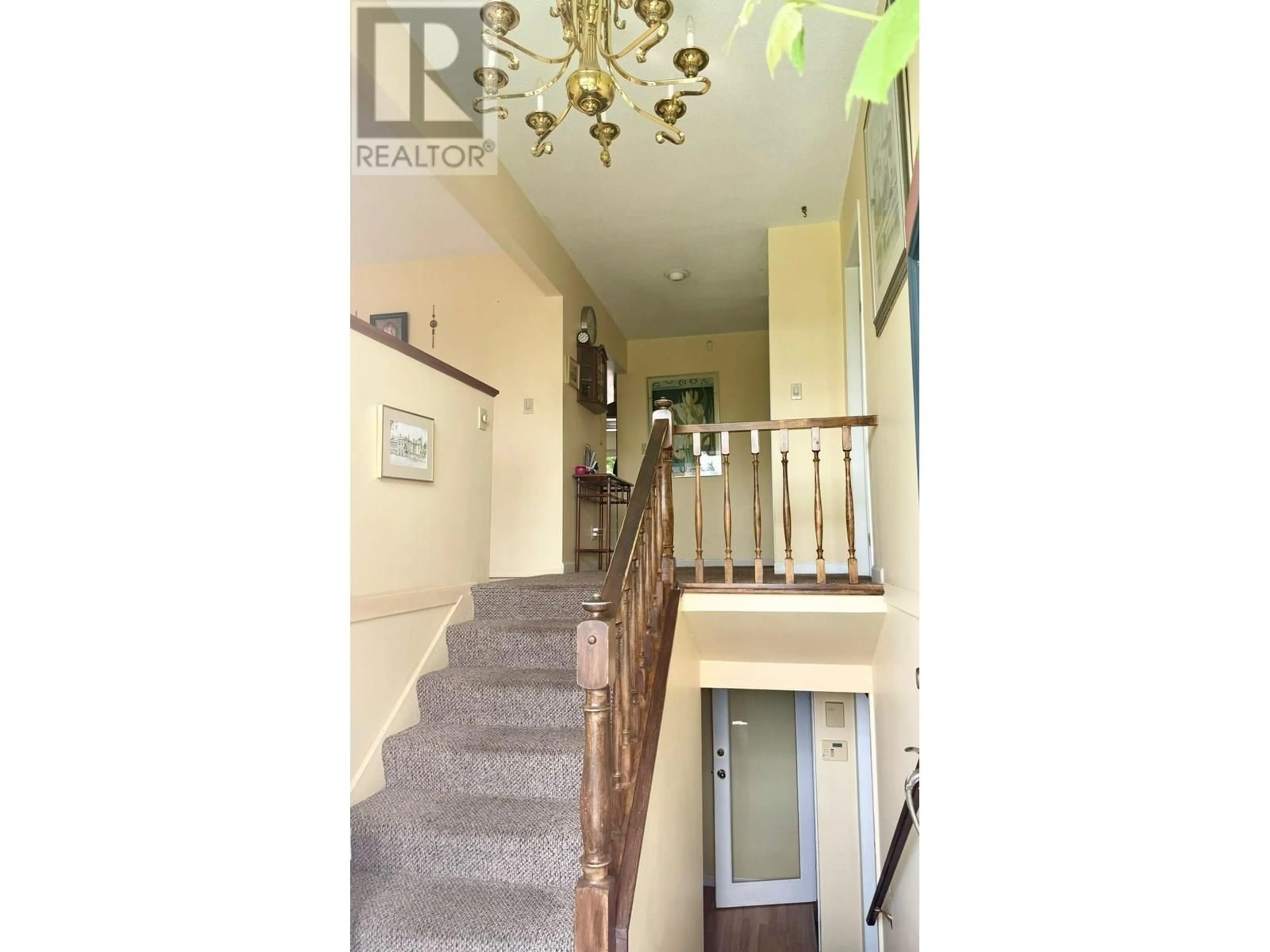 Indoor foyer for 1240 EASTVIEW ROAD, North Vancouver British Columbia V7J1L6