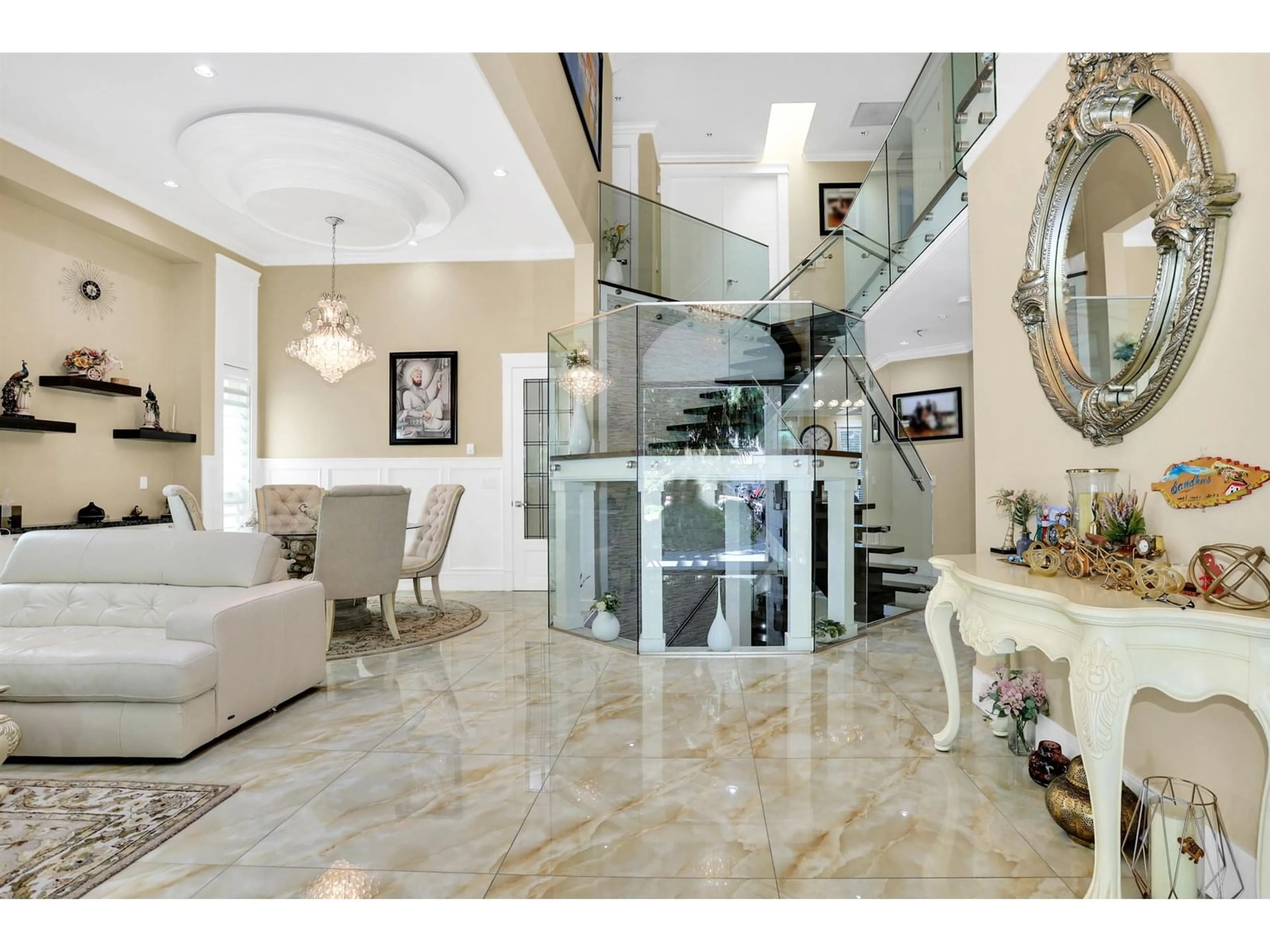 Indoor foyer for 7677 117, Delta British Columbia V4C6A7