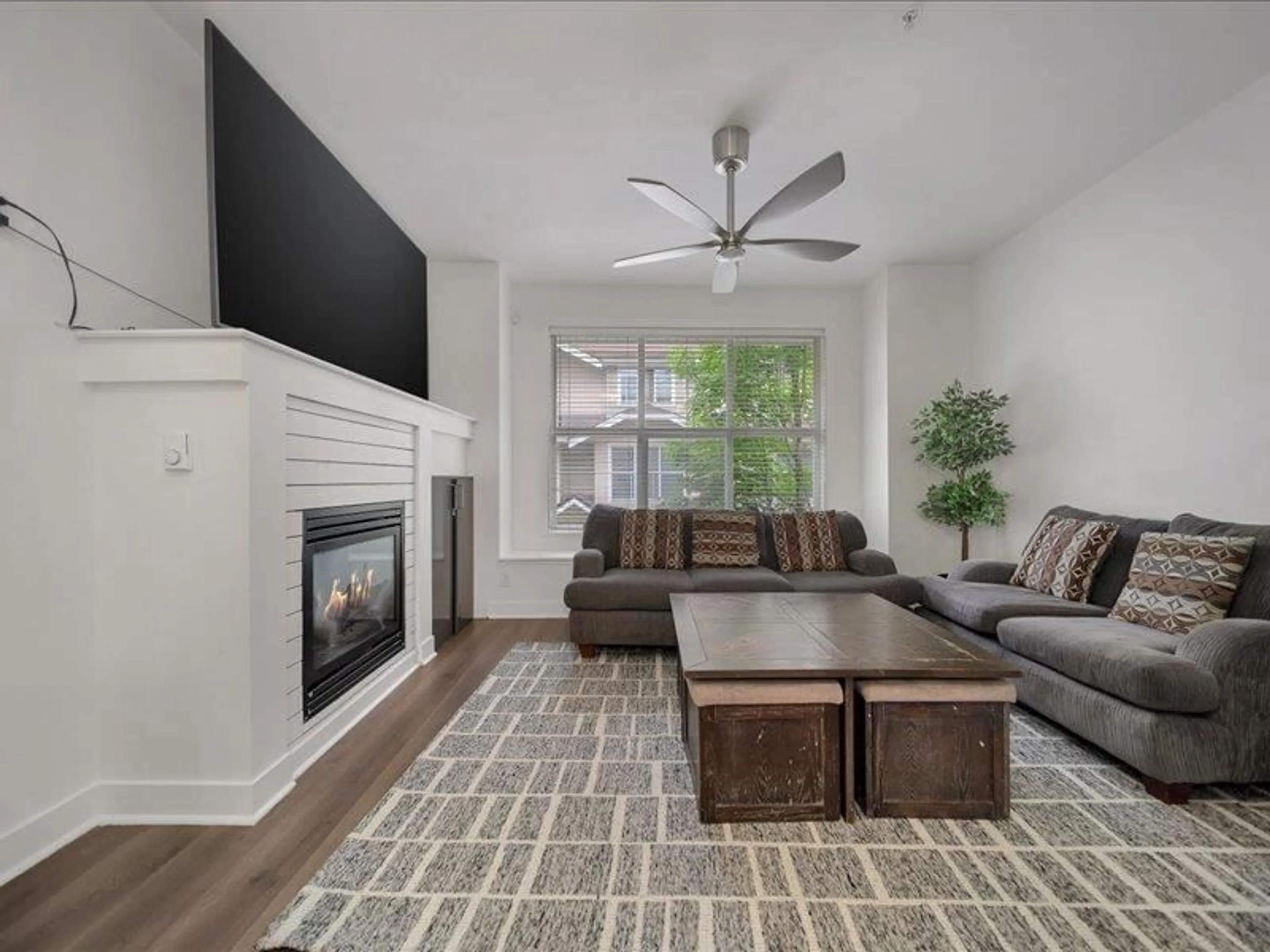 Living room with furniture, unknown for 8 - 20460 66, Langley British Columbia V2Y3B6