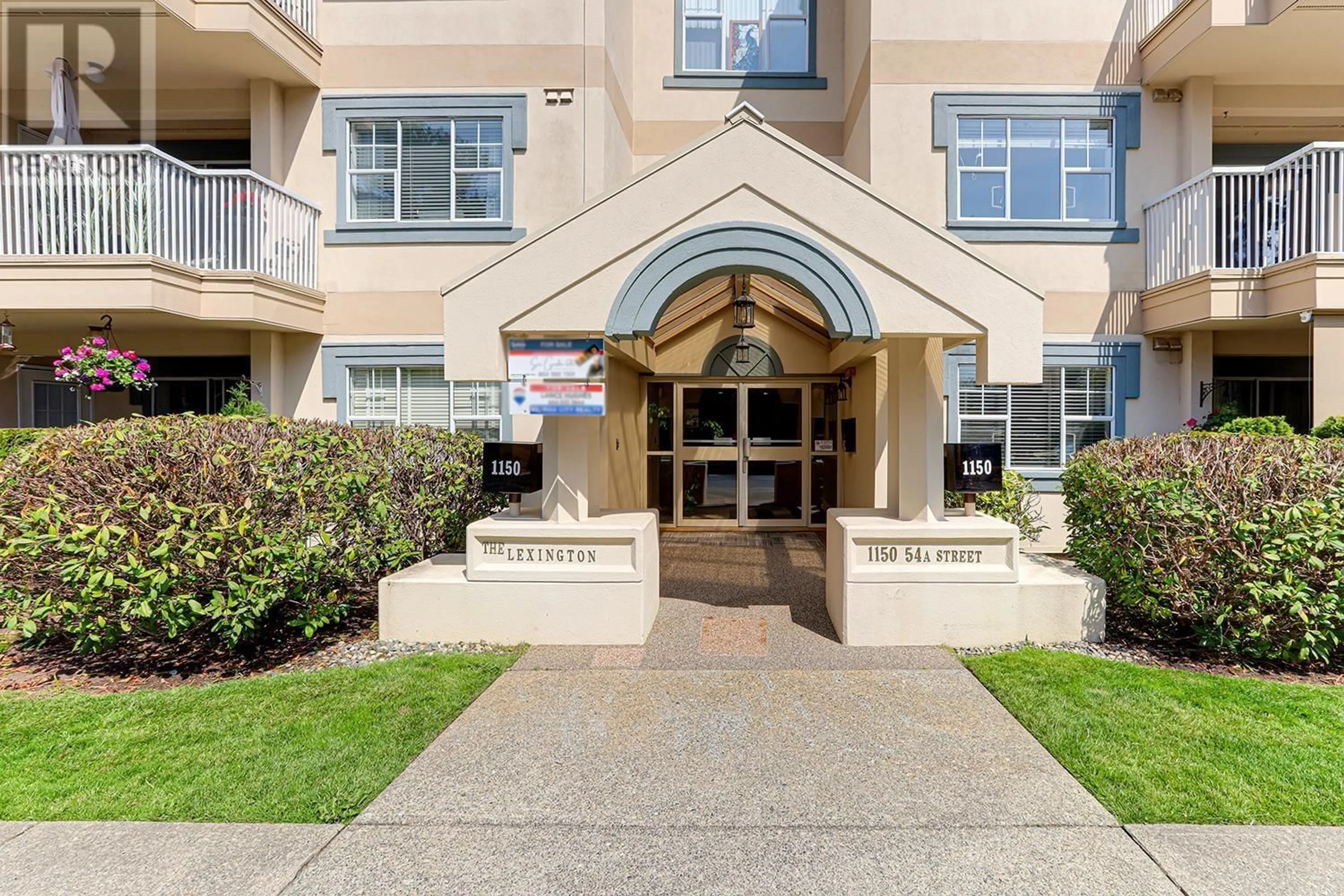 Indoor foyer for 201 - 1150 54A STREET, Delta British Columbia V4M4B5