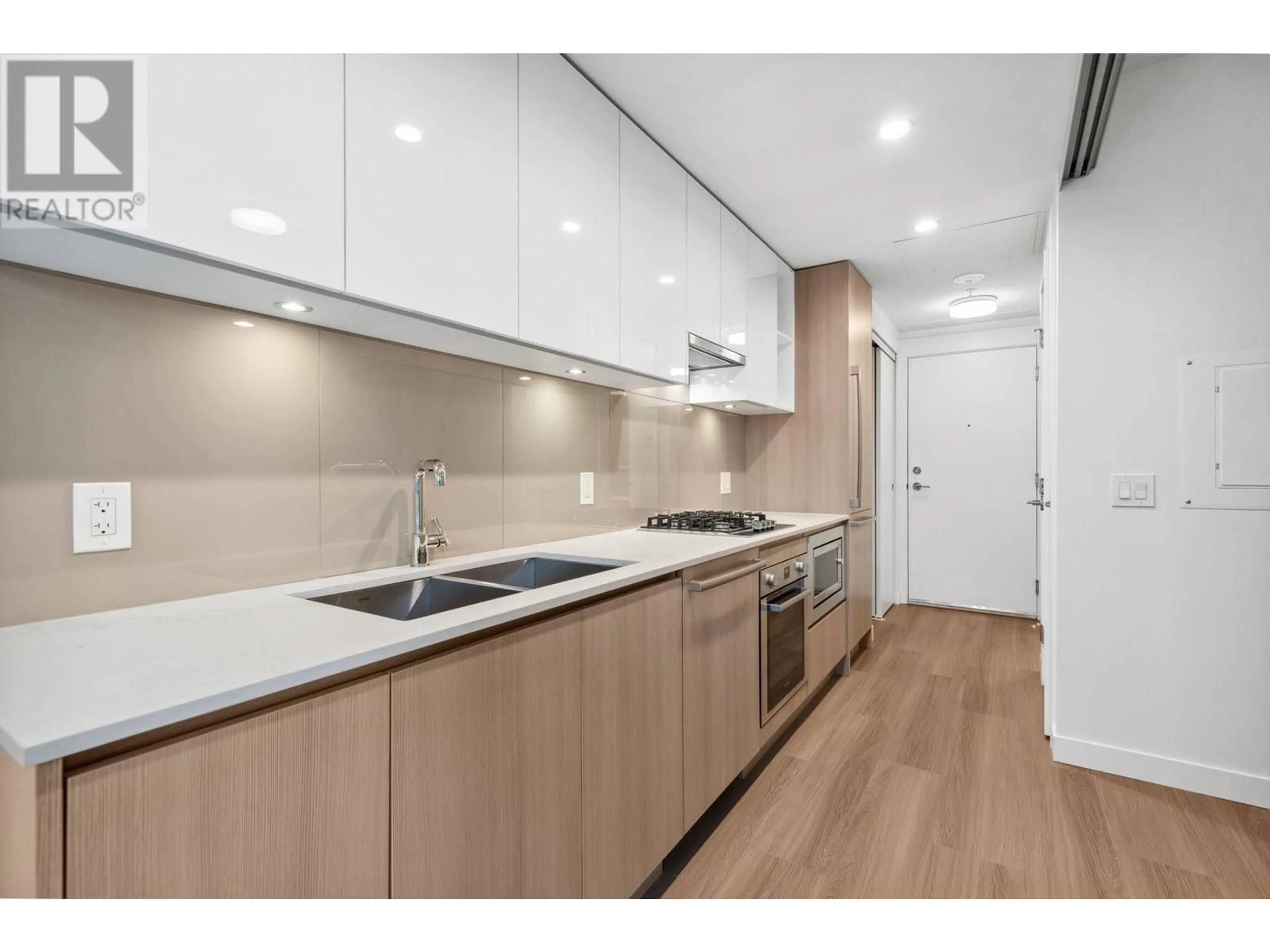 Standard kitchen, wood/laminate floor for 402 - 618 CARNARVON STREET, New Westminster British Columbia V3M0N9
