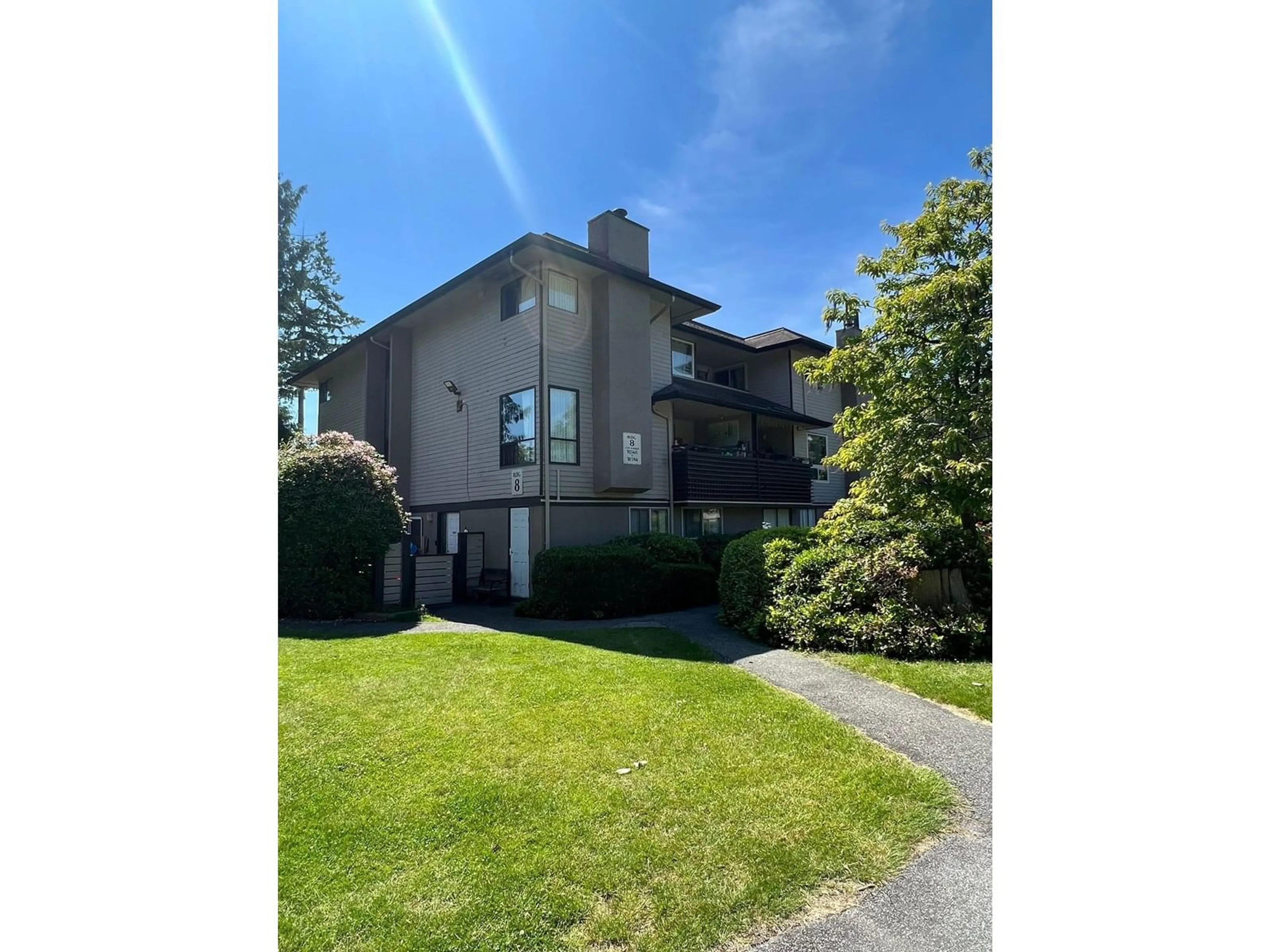 A pic from outside/outdoor area/front of a property/back of a property/a pic from drone, unknown for 10580 HOLLY PARK, Surrey British Columbia V3R6X9