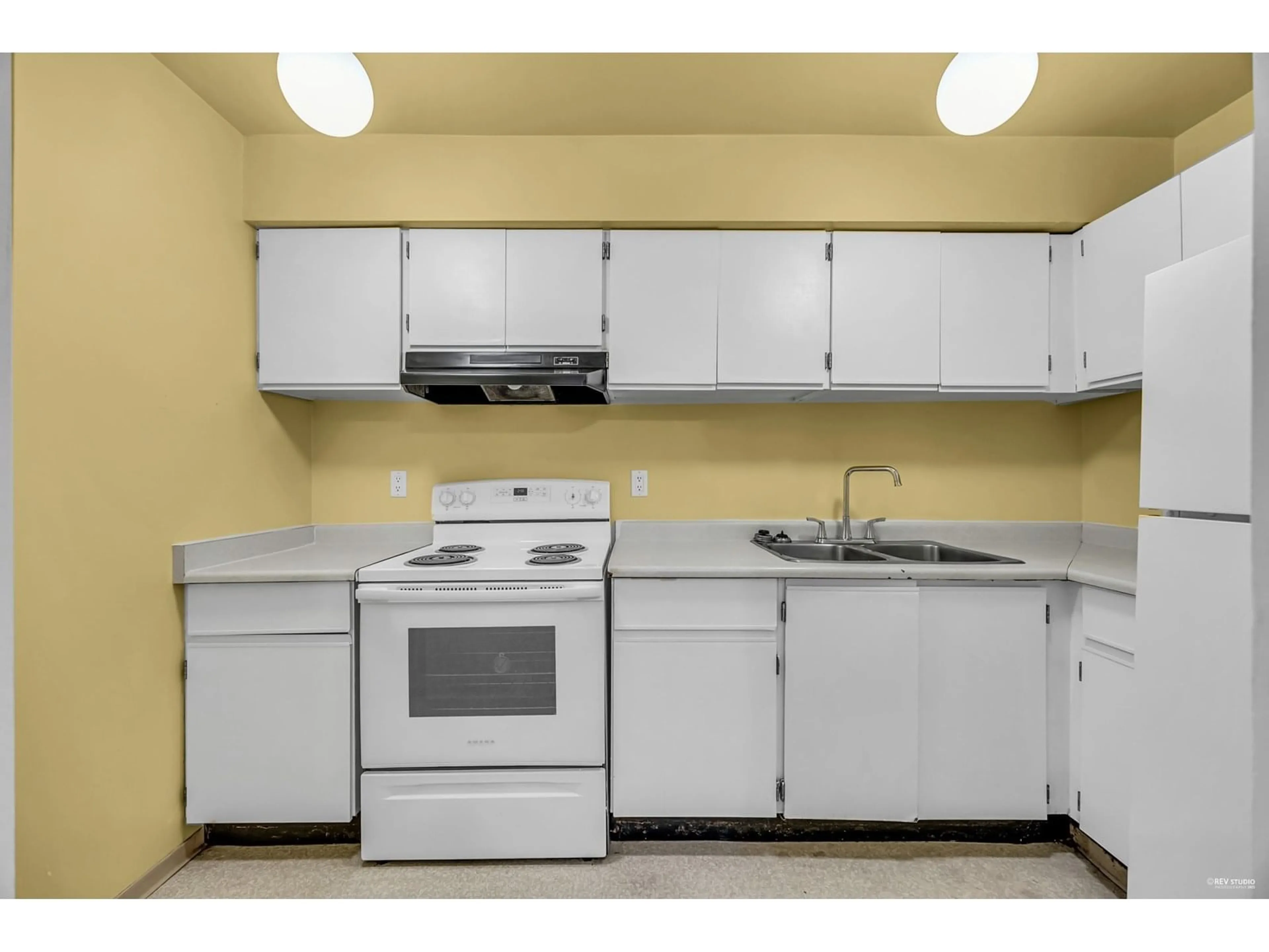 Standard kitchen, unknown for 10580 HOLLY PARK, Surrey British Columbia V3R6X9