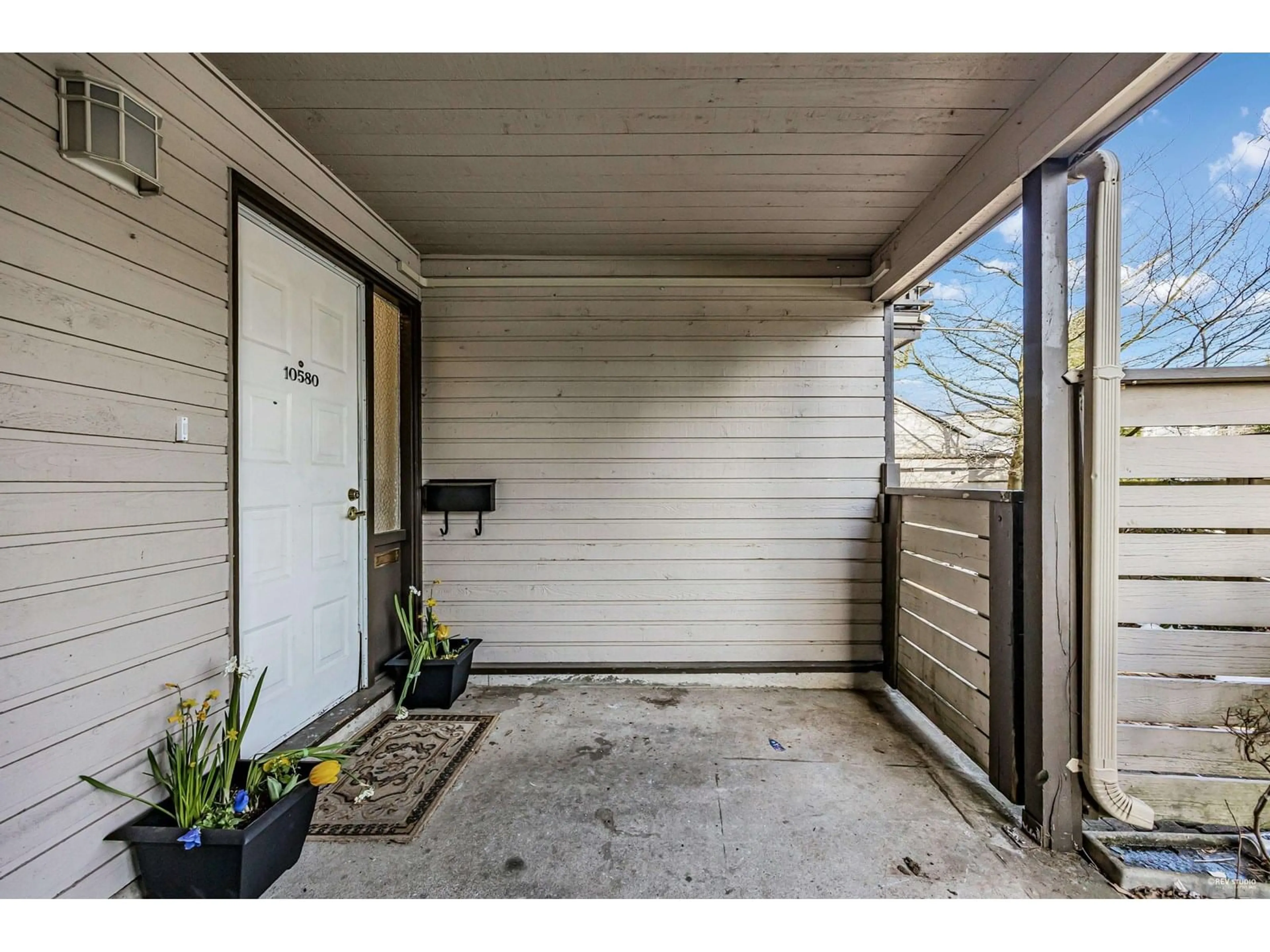 Indoor entryway for 10580 HOLLY PARK, Surrey British Columbia V3R6X9