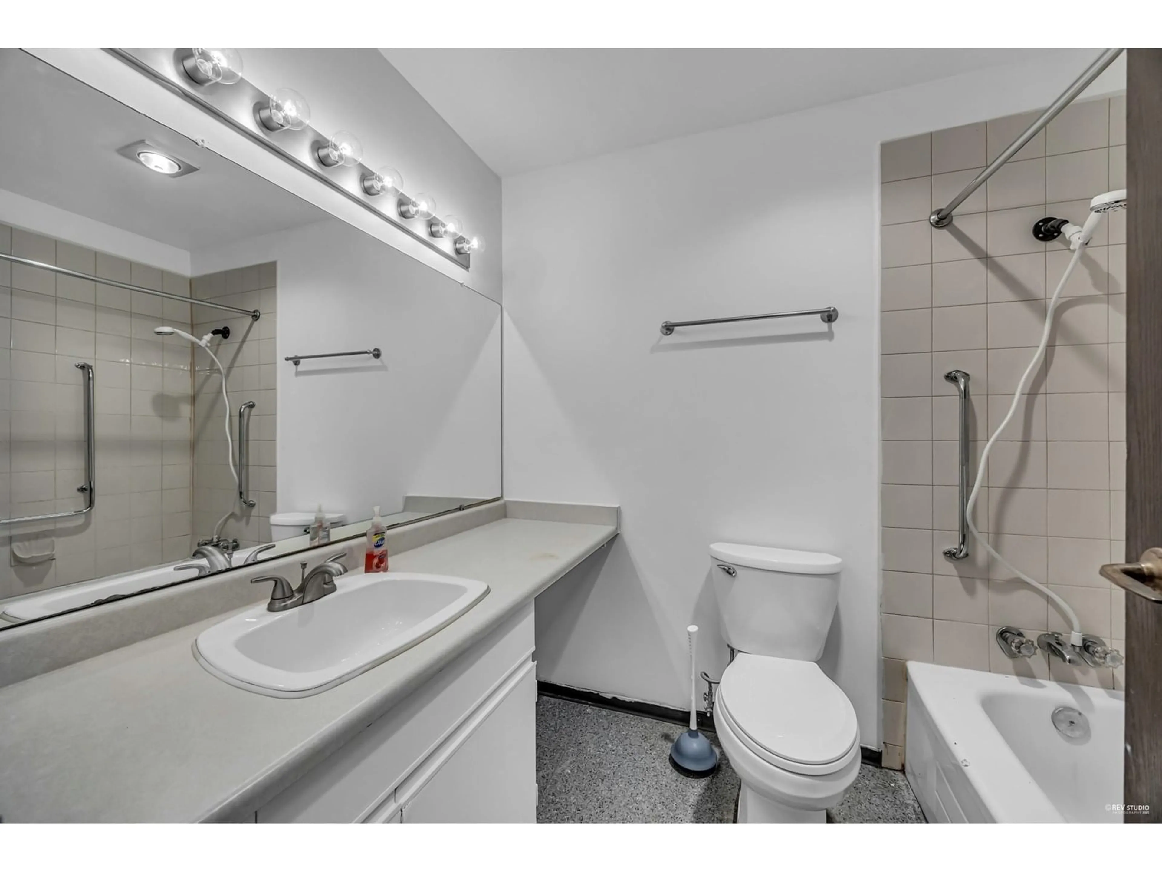 Standard bathroom, unknown for 10580 HOLLY PARK, Surrey British Columbia V3R6X9