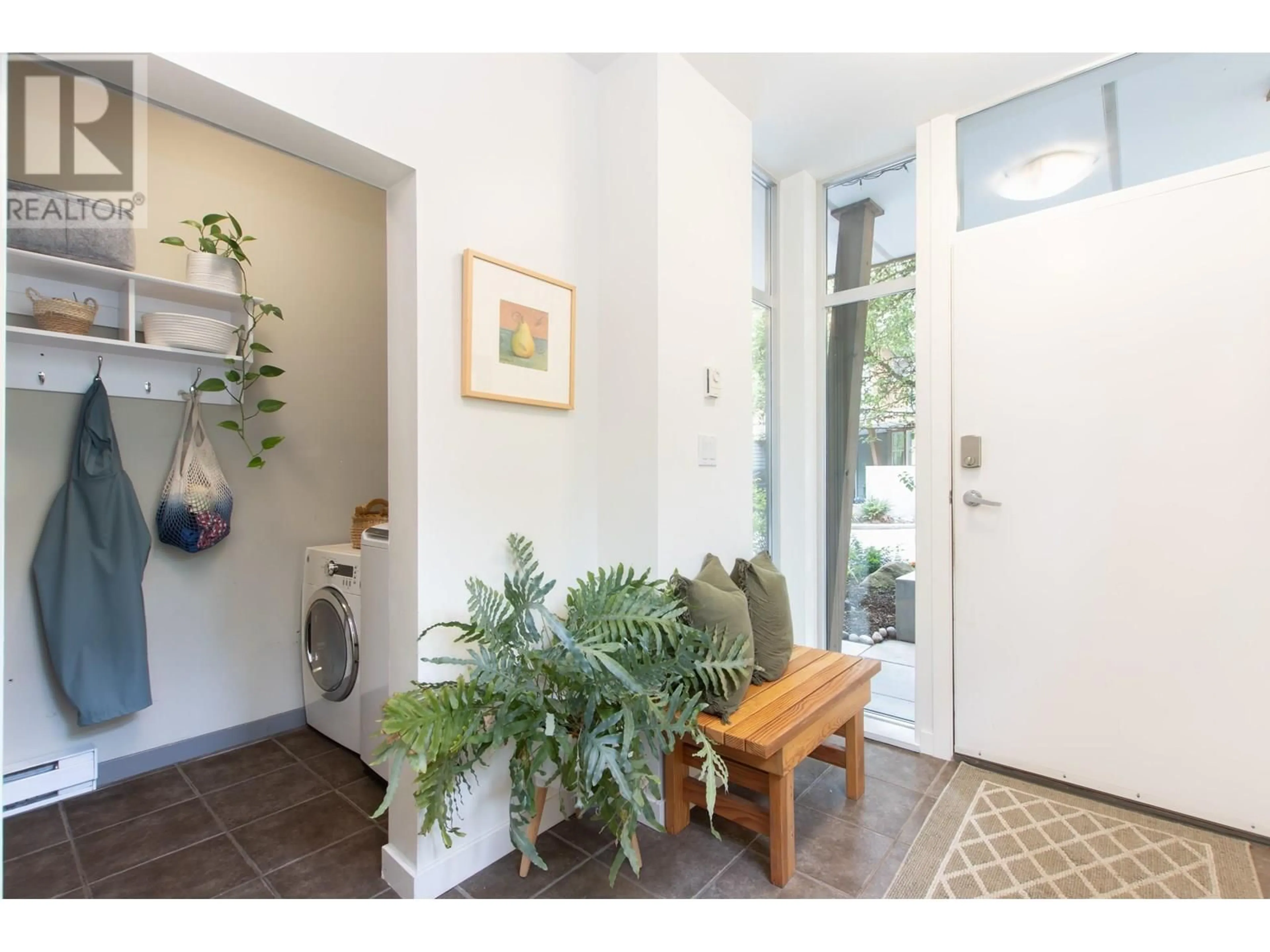 Indoor entryway for 18 - 39893 GOVERNMENT ROAD, Squamish British Columbia V6B0G7